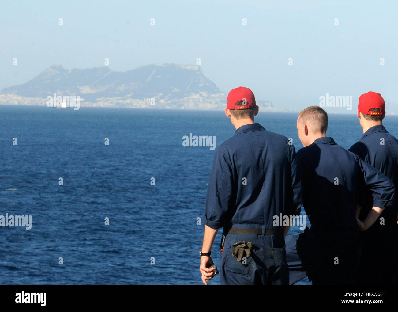 100908-N-3154P-001 GIBRALTAR (Sept. 8, 2010) Sailors aboard the amphibious assault ship USS Kearsarge (LHD 3) observe the rock of Gibraltar as the ship transits the Strait of Gibraltar. The Kearsarge Amphibious Ready Group (ARG) is en route to Pakistan to help provide relief to flood-stricken regions. (U.S. Navy photo by Mass Communication Specialist 3rd Class Scott Pittman/Released) US Navy 100908-N-3154P-001 Sailors aboard USS Kearsarge (LHD 3) observe the rock of Gibraltar as the ship transits the Strait of Gibraltar Stock Photo