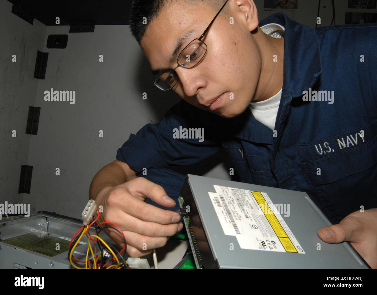 091028-N-5712P-015 ATLANTIC OCEAN (Oct. 28, 2009) Information Systems Technician Seaman Apprentice Miles Yu, assigned to the amphibious assault ship USS Nassau (LHA 4), replaces a CD-ROM drive. (U.S. Navy photo by Mass Communications Specialist 3rd Class Jonathan Pankau/Released) US Navy 091028-N-5712P-015 Information Systems Technician Seaman Apprentice Miles Yu, assigned to the amphibious assault ship USS Nassau (LHA 4) Stock Photo