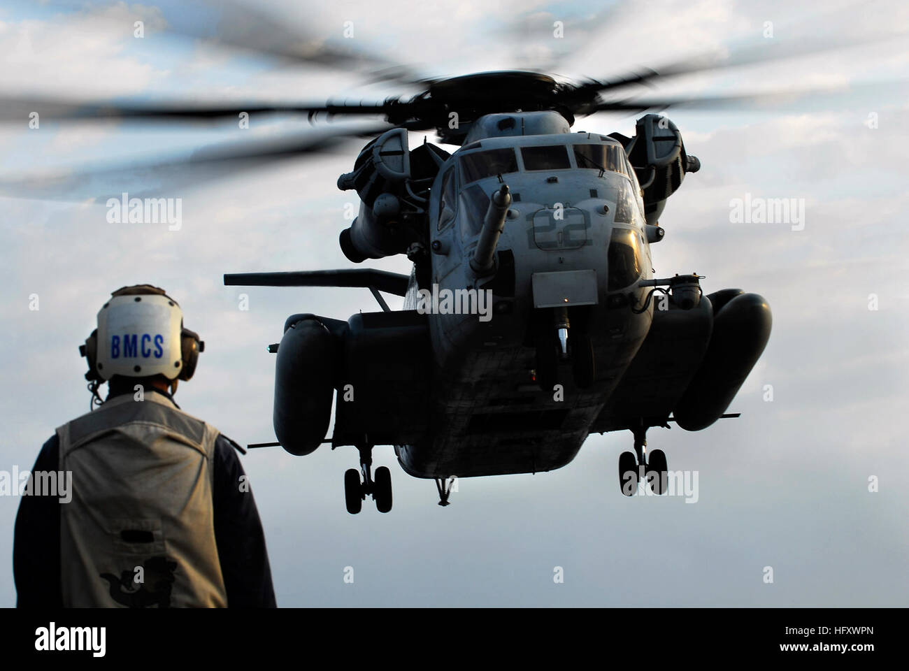 091029-N-0807W-405 SOUTH CHINA SEA (Oct. 29, 2009) Flight deck safety officer, Senior Chief Boatswain's Mate Marvin Guinto, observes a Marine Corps CH-53E Sea Stallion helicopter as it approaches the flight deck of the amphibious dock landing ship USS Harpers Ferry (LSD 49) during landing qualifications. (U.S. Navy photo by Mass Communication Specialist 2nd Class Joshua J. Wahl/Released) US Navy 091029-N-0807W-405 Flight deck safety officer, Senior Chief Boatswain's Mate Marvin Guinto, observes a Marine Corps CH-53E Sea Stallion helicopter as it approaches the flight deck of USS Harpers Ferry Stock Photo