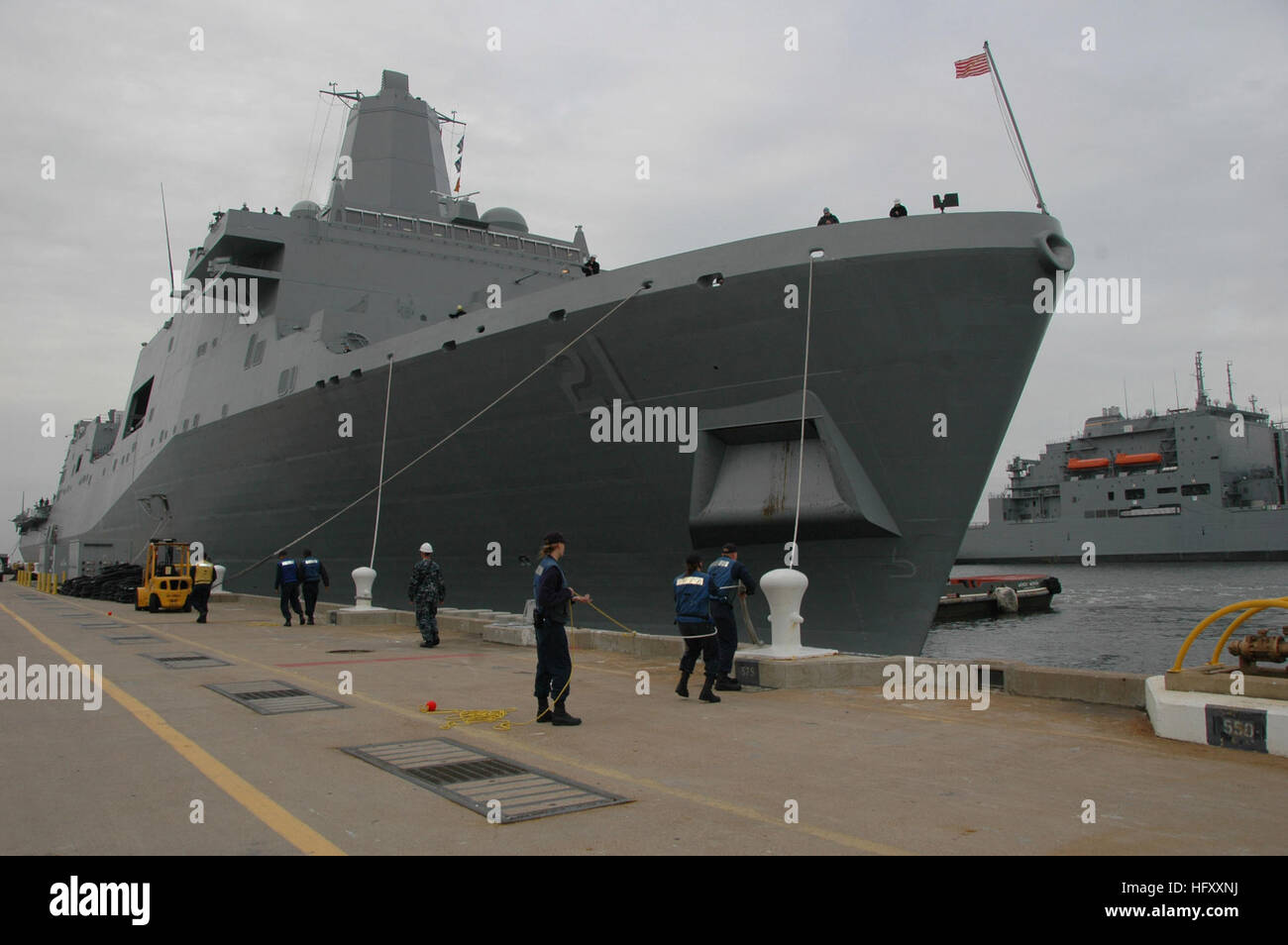 091118-N-9806M-003 NORFOLK (Nov. 18, 2009) The amphibious transport dock ship USS New York (LPD 21) arrives at its homeport of Naval Station Norfolk for the first time since it was commissioned Nov. 7. New York will be used for amphibious assault, special operations, expeditionary warfare missions, and humanitarian support around the world. (U.S. Navy photo by Mass Communication Specialist 2nd Class Rafael Martie/Released) US Navy 091118-N-9806M-003 USS New York (LPD 21) arrives at its homeport of Naval Station Norfolk Stock Photo