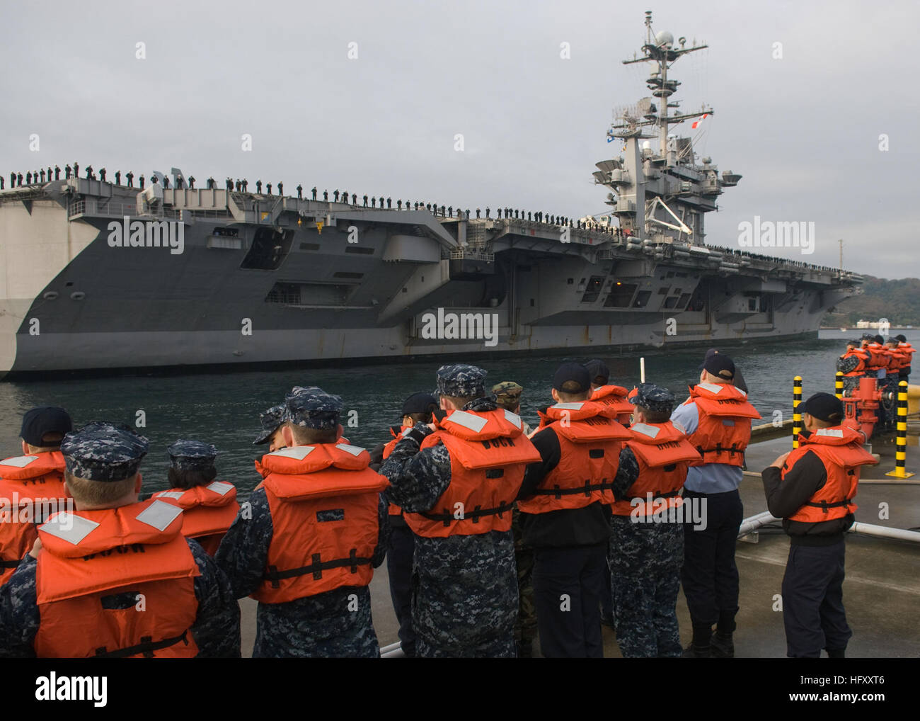 Line handlers on pier await arrival of USS George Washington (CVN 73 ...