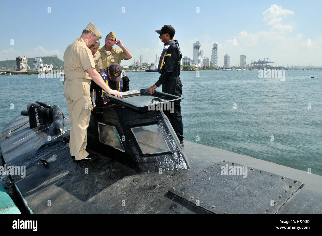 091205-N-8273J-174 CARTAGENA, Colombia (Dec. 5, 2009) Chief of Naval Operations (CNO) Adm. Gary Roughead, left, tours a semi-submersible boat while meeting with Colombian Coast Guard Forces at Naval Base Bolivar. The boat was seized from drug smugglers in the Caribbean. (U.S. Navy photo by Mass Communication Specialist 1st Class Tiffini Jones Vanderwyst/Released) US Navy 091205-N-8273J-174 Chief of Naval Operations (CNO) Adm. Gary Roughead, left, tours a semi-submersible boat while meeting with Colombian Coast Guard Forces at Naval Base Bolivar Stock Photo