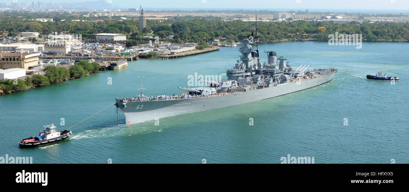 100107-N-3666S-238 PEARL HARBOR (Jan. 7, 2009) The battleship EX-USS Missouri (BB 63) returns to Ford Island after finishing scheduled repairs at Pearl Harbor Naval Shipyard. Missouri underwent three months and $18 million of preservation and maintenance repairs at Pearl Harbor Naval Shipyard. (U.S. Navy photo by Mass Communication Specialist 2nd Class Robert Stirrup/Released) US Navy 100107-N-3666S-238 The battleship EX-USS Missouri (BB 63) returns to Ford Island after finishing scheduled repairs at Pearl Harbor Naval Shipyard Stock Photo