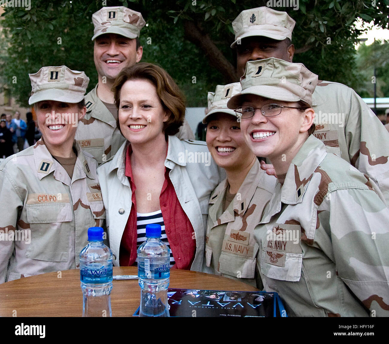 100128-N-8825R-364  MANAMA, Bahrain (Jan. 28, 2010) Actress Sigourney Weaver poses with Sailors while visiting Naval Support Activity Bahrain to help promote the movie Avatar. The Navy Entertainment-sponsored event is one of several planned in the U.S. 5th Fleet area of responsibility.  (U.S. Navy photo by Mass Communication Specialist 2nd Class Aramis X. Ramirez/Released). US Navy 100128-N-8825R-364 Actress Sigourney Weaver poses with Sailors while visiting Naval Support Activity Bahrain to help promote the movie Avatar Stock Photo