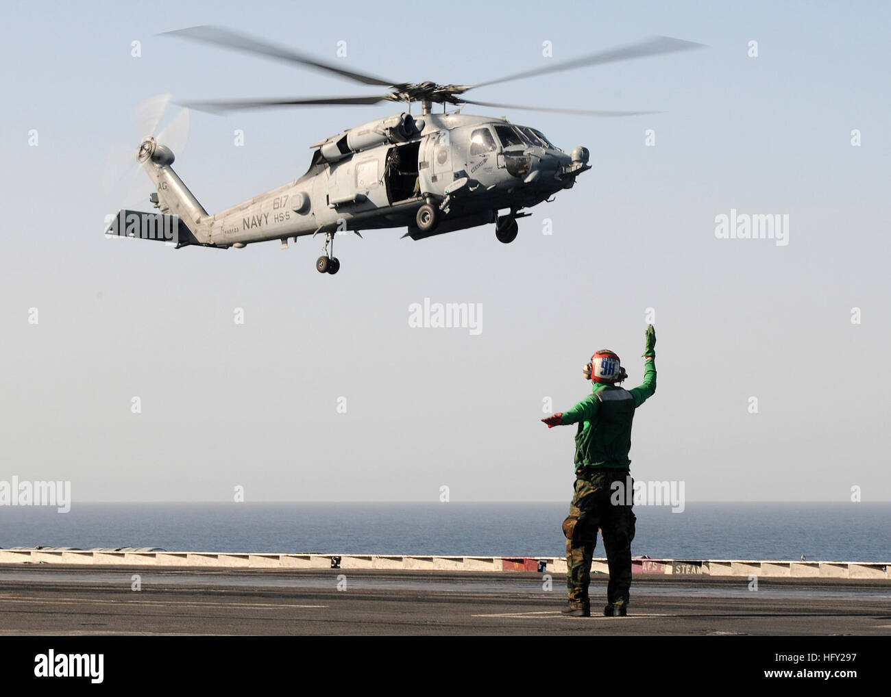 100216-N-4236E-032 GULF OF OMAN (Feb. 16, 2010) A Sailor directs the landing of an HH-60H Sea Hawk helicopter assigned to the Nightdippers of Helicopter Anti-Submarine Squadron (HS) 5 aboard the Nimitz-class aircraft carrier USS Dwight D. Eisenhower (CVN 69). Dwight D. Eisenhower is conducting a scheduled six-month deployment as a part of the on-going rotation of forward-deployed forces. (U.S. Navy photo by Mass Communication Specialist 3rd Class Chad R. Erdmann/Released) US Navy 100216-N-4236E-032 A Sailor directs the landing of an HH-60H Sea Hawk helicopter assigned to the Nightdippers of He Stock Photo