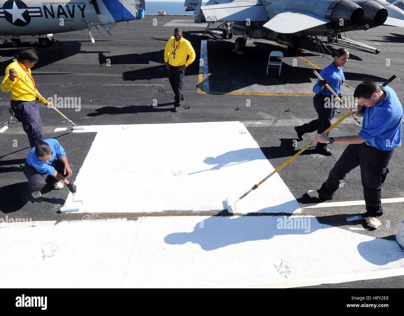 100219-N-4236E-098 GULF OF OMAN (Feb. 19, 2010) Aviation boatswain's mates paint the flight deck during a no-fly-day aboard the Nimitz-class aircraft carrier USS Dwight D. Eisenhower (CVN 69). Dwight D. Eisenhower is on a six-month deployment as a part of the on-going rotation of forward-deployed forces. (U.S. Navy photo by Mass Communication Specialist 3rd Class Chad R. Erdmann/Released) US Navy 100219-N-4236E-098 Aviation boatswain's mates paint the flight deck during a no-fly-day aboard the Nimitz-class aircraft carrier USS Dwight D. Eisenhower (CVN 69) Stock Photo