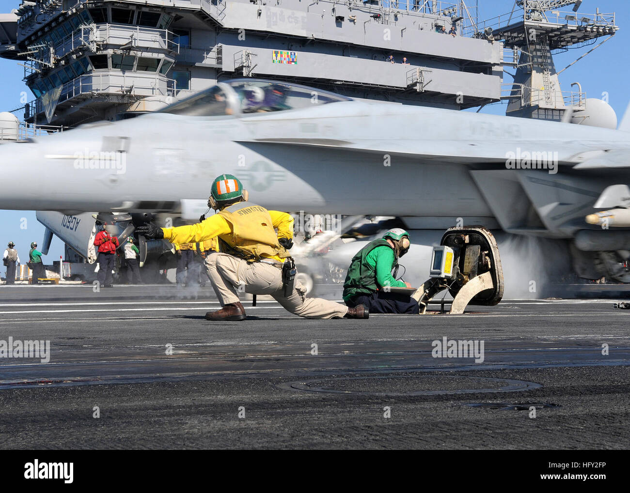 100220-N-4236E-225 GULF OF OMAN (Feb. 20, 2010) Lcdr. Kim DaCosta launches an F/A-18E Super Hornet assigned to the Pukin Dogs of Strike Fighter Squadron (VFA) 143 from the Nimitz-class aircraft carrier USS Dwight D. Eisenhower (CVN 69). Dwight D. Eisenhower is on a scheduled six-month deployment as part of the on-going rotation of forward-deployed forces. (U.S. Navy photo by Mass Communication Specialist 3rd Class Chad R. Erdmann/Released) US Navy 100220-N-4236E-225 Lcdr. Kim DaCosta launches an F-A-18E Super Hornet assigned to the Pukin Dogs of Strike Fighter Squadron (VFA) 143 from the Nimit Stock Photo