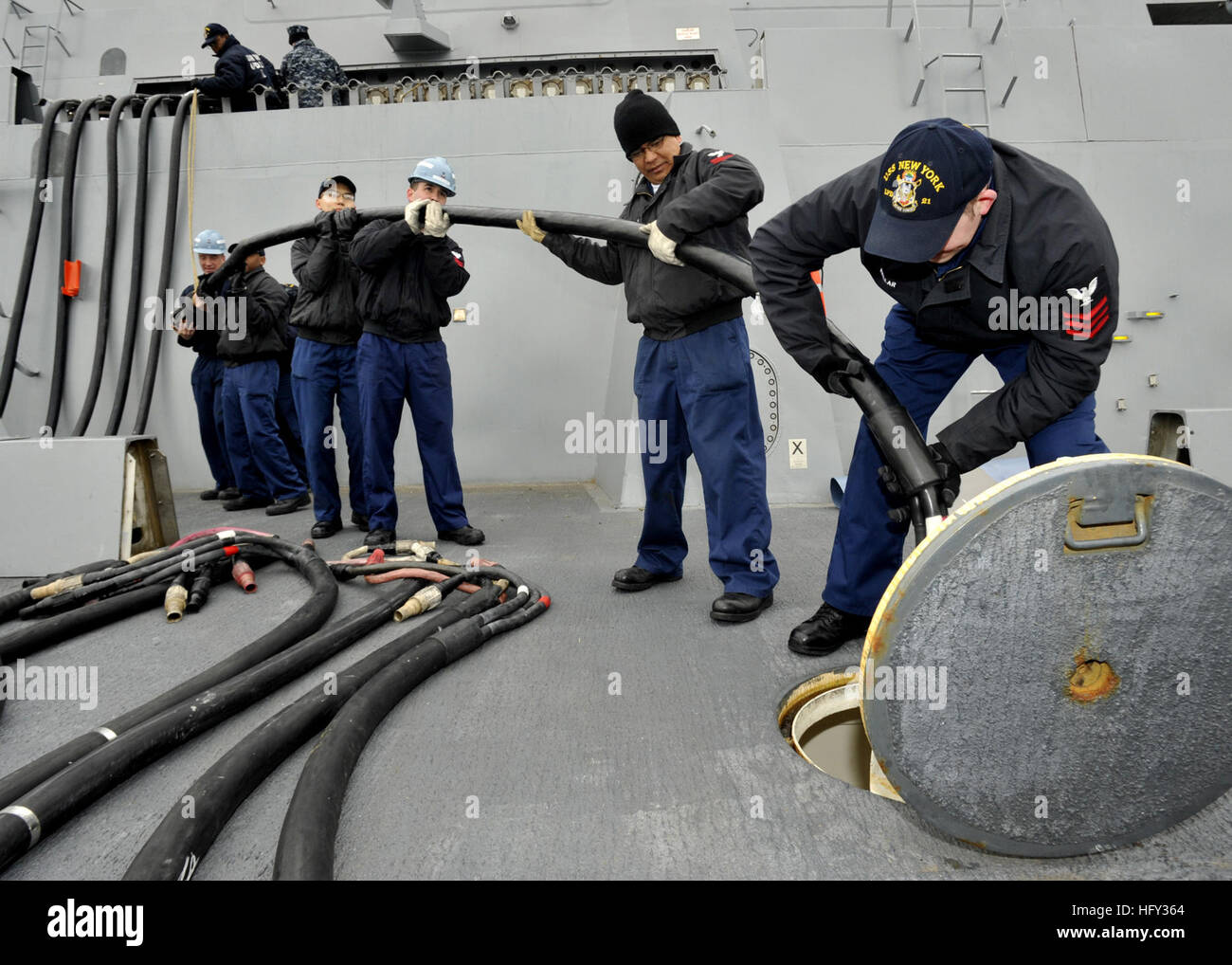 100302-N-2147L-003 NORFOLK (March 2, 2010) Sailors remove a shore power cable aboard the amphibious transport dock ship USS New York (LPD 21) in preparation to get underway. (U.S. Navy photo by Mass Communication Specialist 1st Class Corey Lewis/Released) US Navy 100302-N-2147L-003 Sailors remove a shore power cable aboard SS New York (LPD 21) Stock Photo