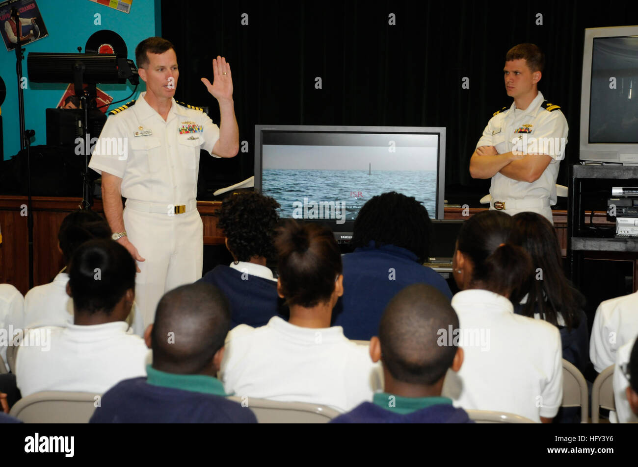 100316-N-5366K-011 TAMPA, Fla. (March 16, 2010) Capt. Thomas Calabrese, commanding officer of the Ohio-class guided-missile submarine USS Florida (SSGN 728), talks to 7th and 8th grade students about submarines at Academy Prep Center of Tampa during Tampa Bay Navy Week. Navy Weeks are designed to show Americans the investment they have made in their Navy and increase awareness in cities that do not have a significant Navy presence. (U.S. Navy photo by Mass Communication Specialist 2nd Class Michelle Kapica/Released) US Navy 100316-N-5366K-011 Capt. Thomas Calabrese talks to 7th and 8th grade s Stock Photo