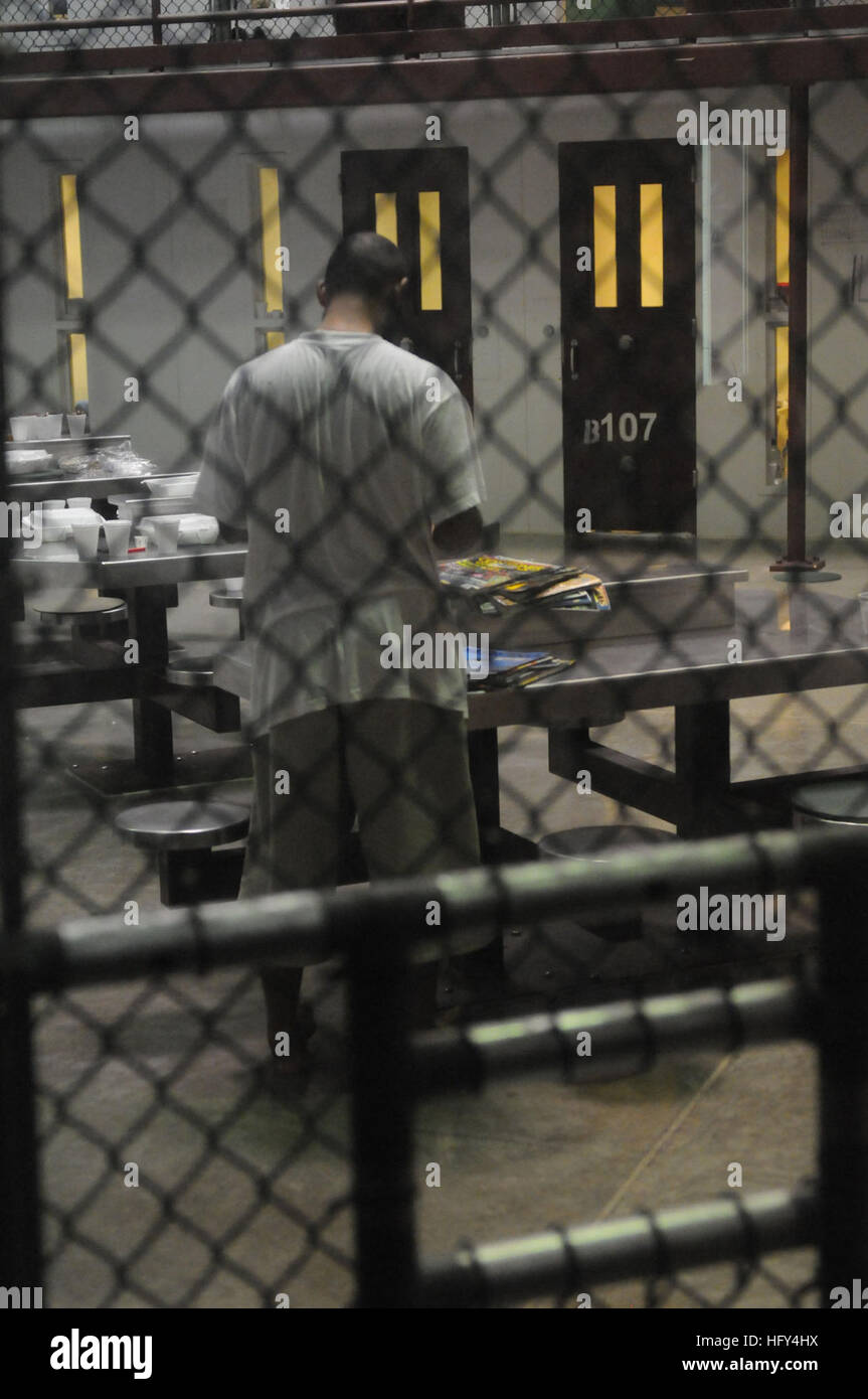 100330-N-7456N-028 GUANTANAMO BAY, Cuba (March 29, 2010) A detainee looks through a stack of magazines at Joint Task Force (JTF) Guantanamo. (U.S. Navy photo by Mass Communication Specialist 3rd Class Joshua Nistas/Released) US Navy 100330-N-7456N-028 A detainee looks through a stack of magazines at Joint Task Force (JTF) Guantanamo Stock Photo