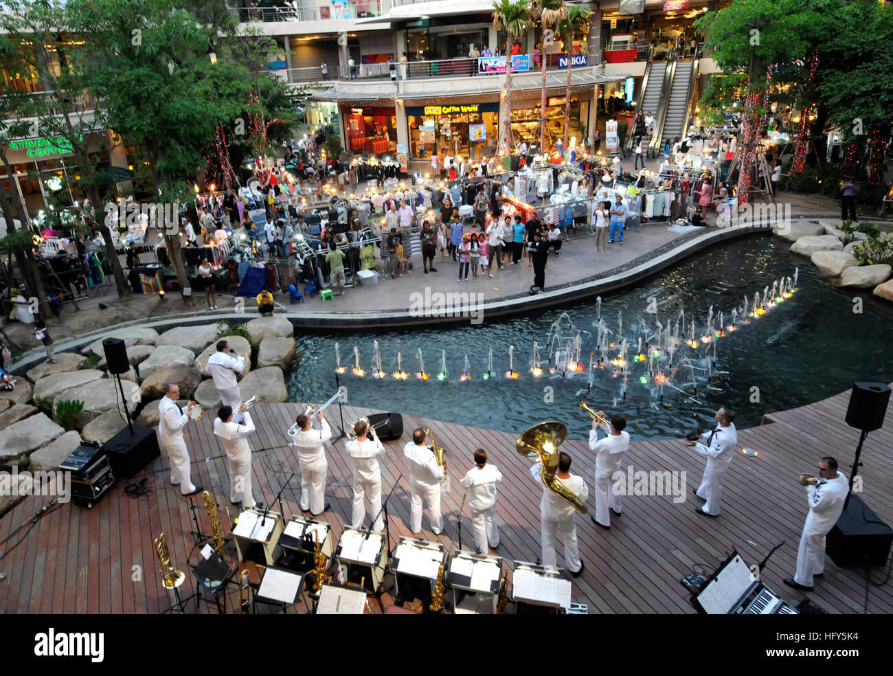 100421-N-0864H-180 PATTAYA, Thailand (April 21, 2010) The U.S. 7th Fleet band performs for locals at the Avenue Shopping Center in Pattaya, Thailand. The U.S. 7th Fleet band ensemble, Far-East Edition is a 20-piece show band that performs a variety of styles ranging from traditional to contemporary big band, jazz, latin and contemporary popular music. (U.S. Navy photo by Mass Communication Specialist 3rd Class Fidel C. Hart/Released) US Navy 100421-N-0864H-180 The U.S. 7th Fleet band performs for locals at the Avenue Shopping Center in Pattaya, Thailand Stock Photo