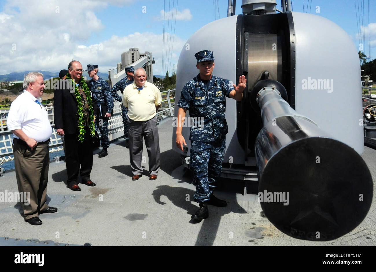 100426-N-7498L-144 PEARL HARBOR (April 26, 2010) Ensign Ray Miller IV gives a tour to Medal of Honor recipients aboard the guided-missile frigate USS Crommelin (FFG 37). Medal of Honor recipients Sgt. Maj. Kenneth E. Stumpf, Sgt. Maj. Allen J. Kellogg and Col. Donald E. Ballard are touring the western Pacific Region to talk to troops and to promote the book that reveals stories of many of the Medal of Honor recipients. (U.S. Navy photo by Mass Communication Specialist 2nd Class Mark Logico/Released) US Navy 100426-N-7498L-144 Ensign Ray Miller IV gives a tour to Medal of Honor recipients aboar Stock Photo