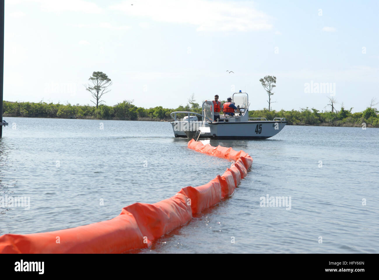 100504-N-6268N-027 PENSACOLA, Fla. (May 4, 2010) Members of the Naval Air Station Pensacola Pollution Response unit deploy an oil containment boom at Sherman Cove on the base to protect environmentally sensitive grass beds from the Deepwater Horizon oil spill. Deepwater Horizon was an ultra-deepwater oil rig that sank April 22, causing a massive oil spill threatening the U.S. Gulf Coast. (U.S. Navy photo by Patrick Nichols/Released) US Navy 100504-N-6268N-027 Members of the Naval Air Station Pensacola Pollution Response unit deploy an oil containment boom at Sherman Cove Stock Photo