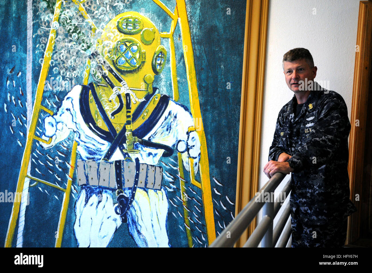 100504-N-9818V-841 SAN DIEGO (May 4, 2010) Master Chief Petty Officer of the Navy (MCPON) Rick West tours the Southwest Regional Maintenance Center (SWRMC) dive center after he conducted a familiarization dive under USS Midway Museum. (U.S. Navy photo by Mass Communication Specialist 1st Class Jennifer A. Villalovos/Released) US Navy 100504-N-9818V-841 Master Chief Petty Officer of the Navy (MCPON) Rick West tours the Southwest Regional Maintenance Center (SWRMC) dive center Stock Photo