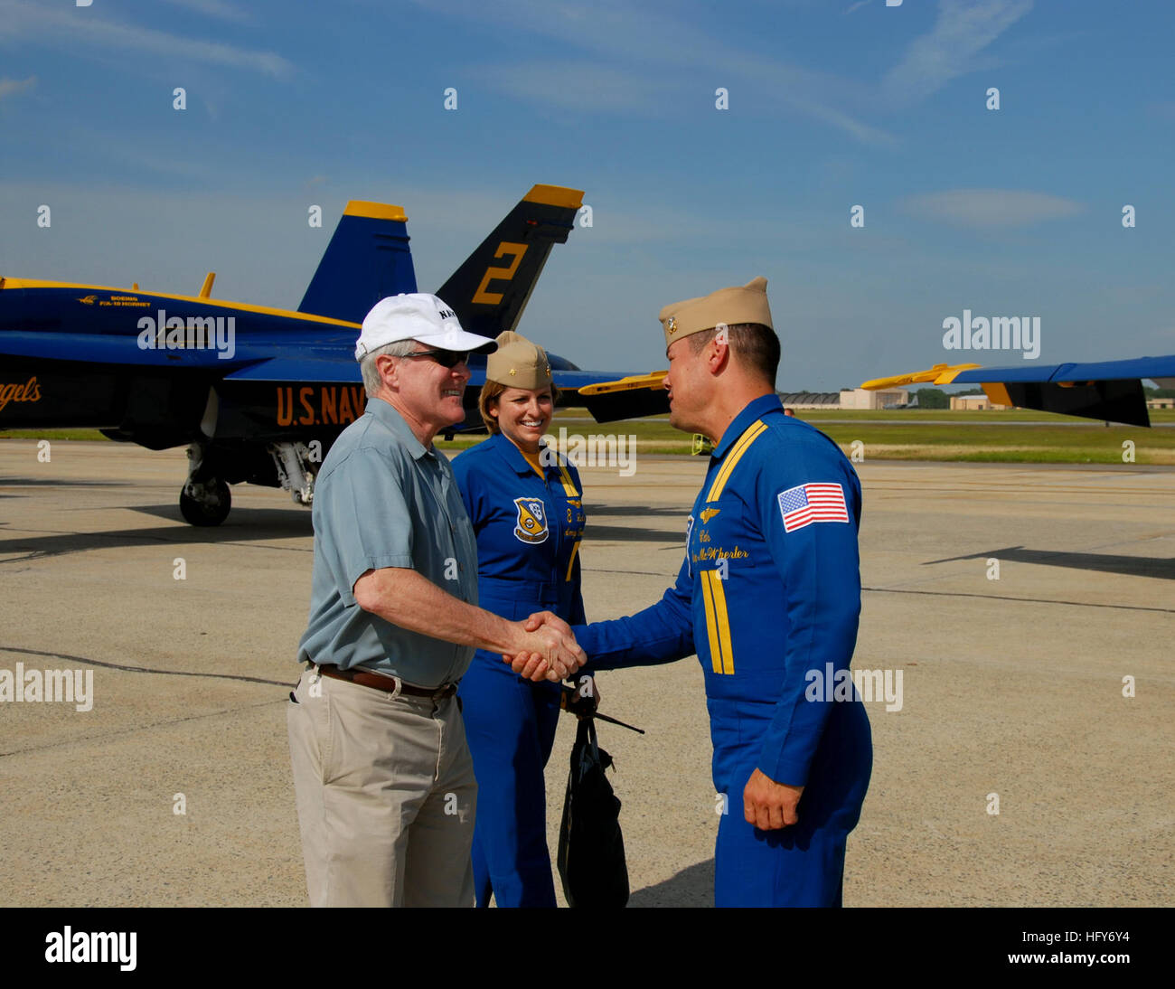100516-N-8732C-274 JOINT BASE ANDREWS, Md. (May 16, 2010) Secretary of the Navy (SECNAV) Ray Mabus, left, congratulates Cmdr. Greg McWherter, commanding officer of the U.S. Navy flight demonstration team, the Blue Angels, for a job well done, following the teamÕs six performances during the 2010 Joint Service Open House Air Show at Joint Base Andrews, Md. (U.S. Navy photo by Joseph P Cirone/Released) US Navy 100516-N-8732C-274 Secretary of the Navy Ray Mabus congratulates Cmdr. Greg McWherter for a job well done, following the Blue Angels' six performances during the 2010 Joint Service Open Ho Stock Photo
