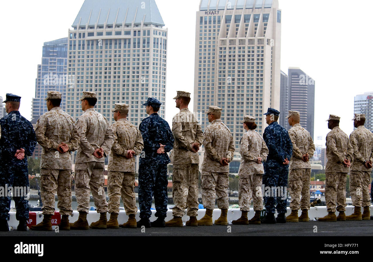 Amphibious assault ship the uss peleliu lha 5 hi-res stock photography ...
