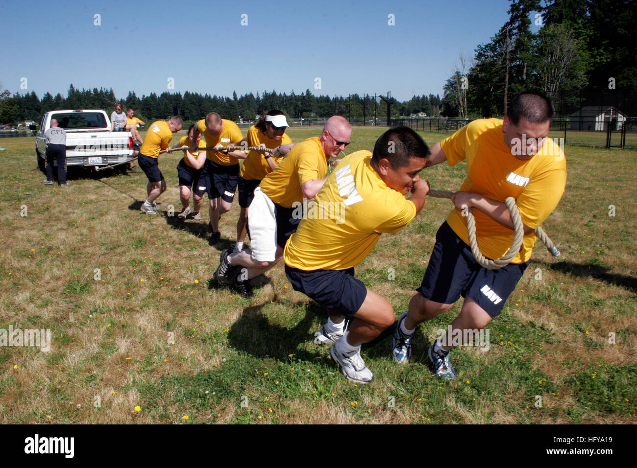 100708-N-2304O-058 BREMERTON, Wash. (July 8, 2010) Naval Hospital Bremerton (NHB) Sailors participate in a truck pull competition after completing their weekly command physical training.  The competition involves teams pulling a pickup truck with 1,800 pounds of sandbags in the flatbed for 80 feet with command fitness leaders acting as safety observers, referees, and time keepers.  (U.S. Navy photo by Mass Communication Specialist 1st Class Charlemagne Obana/Released) US Navy 100708-N-2304O-058 Sailors compete during physical training Stock Photo