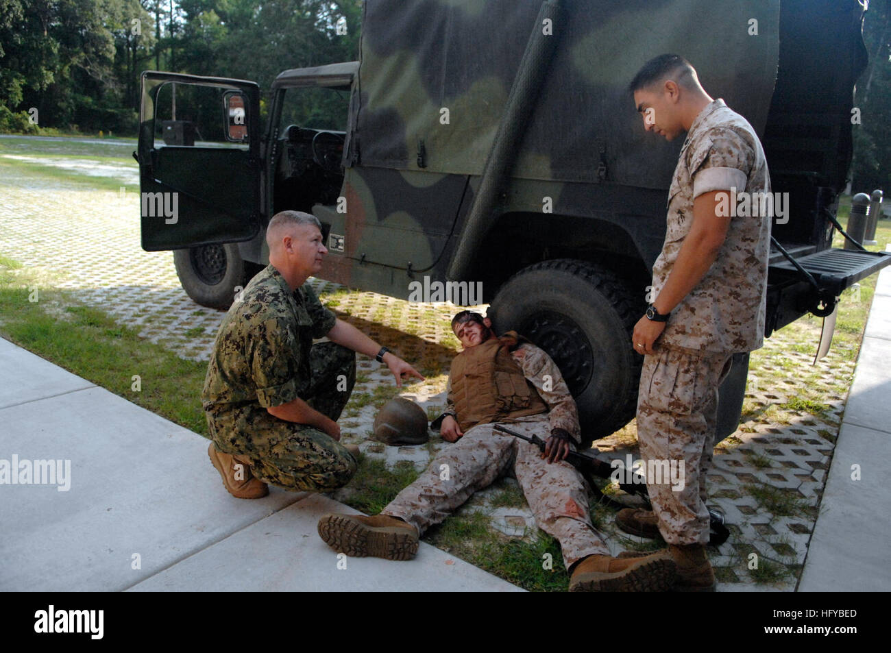 100804-N-9818V-089 CAMP LEJEUNE, N.C. (Aug. 4, 2010) Sailors assigned to Field Medical Training Battalion-East (FMTB-E) shows Master Chief Petty Officer of the Navy (MCPON) Rick West some of the simulation training during his visit to Marine Corps Base, Camp Lejeune. West is wearing the Navy Working Uniform Type III during the conformance test phase. (U.S. Navy photo by Mass Communication Specialist 1st Class Jennifer A. Villalovos/Released) US Navy 100804-N-9818V-089 Sailors assigned to Field Medical Training Battalion-East show Master Chief Petty Officer of the Navy (MCPON) Rick West some of Stock Photo