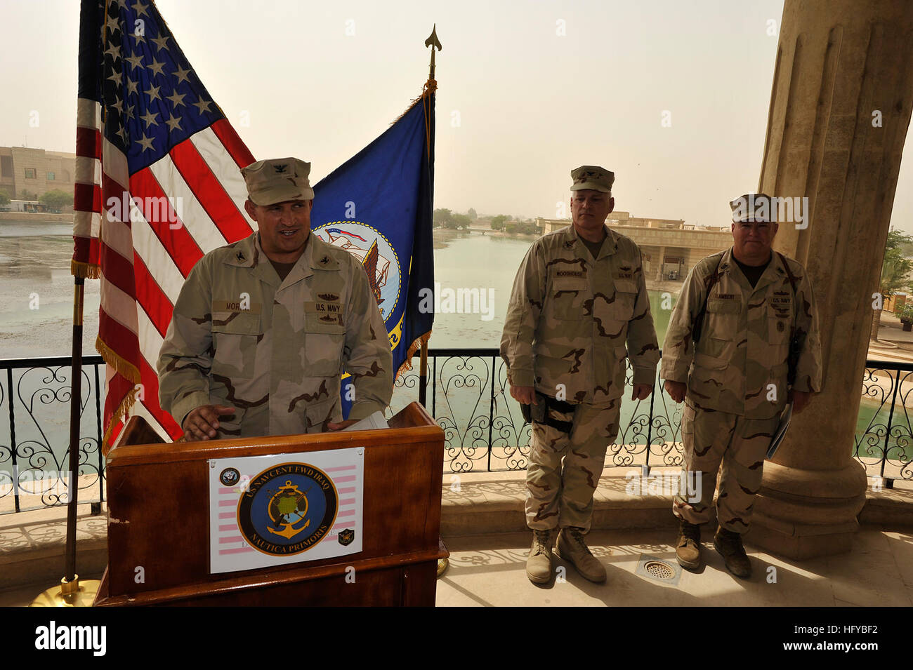 100804-N-8218W-022 BAGHDAD, Iraq (Aug. 4, 2010) Capt. Keith E. Moran, left, assigned to Navy Central Command (NAVCENT) Forward-Iraq, relieves Capt. David K. Woodhouse, center, as officer in charge during a change of command ceremony at NAVCENT FWD-Iraq headquarters in Baghdad, Iraq. The ceremony was held to commemorate administrative control and operational control of all Navy Individual Augmentees to Iraq supporting Operation Iraqi Freedom. (U.S. Navy photo by Master Chief Mass Communication Specialist Jerry Woller/Released) US Navy 100804-N-8218W-022 Capt. Keith E. Moran, left, relieves Capt Stock Photo