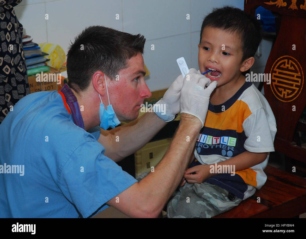 100812-N-3589B-028 DA NANG, Vietnam (Aug. 12, 2010) Hospital Corpsman 2nd Class Joseph Smith, assigned to the guided-missile destroyer USS John S. McCain (DDG 56), performs a pre-surgery check on a patient during a medical civic action project at Da Nang hospital. John S. McCain is on a scheduled port visit to commemorate the 15th anniversary of the normalization of diplomatic relations between Vietnam and the United States. (U.S. Navy photo by Mass Communication Specialist 2nd Class Jessica Bidwell/Released) US Navy 100812-N-3589B-028 Hospital Corpsman 2nd Class Joseph Smith performs a pre-su Stock Photo