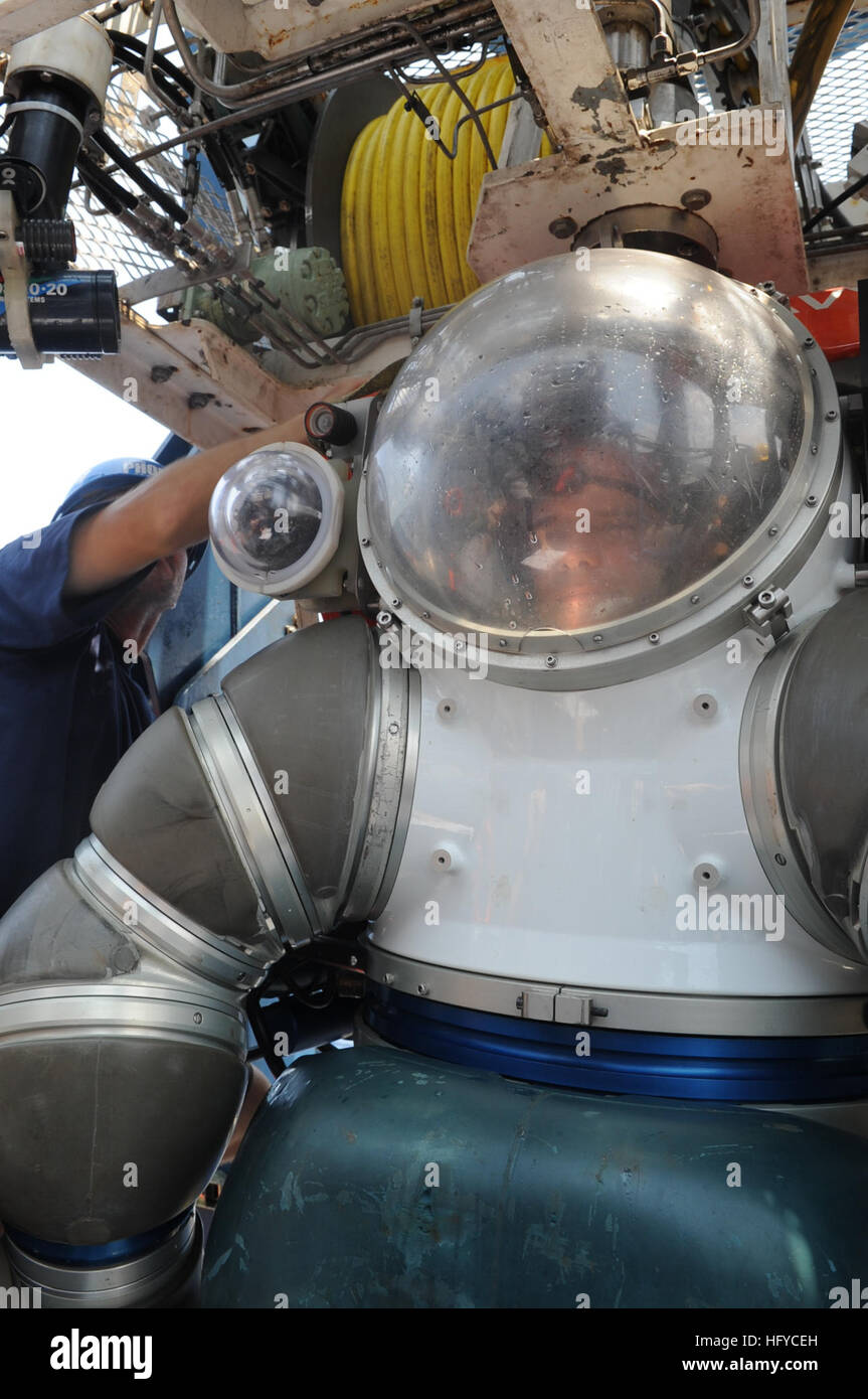 Us navy diving suit hires stock photography and images Alamy