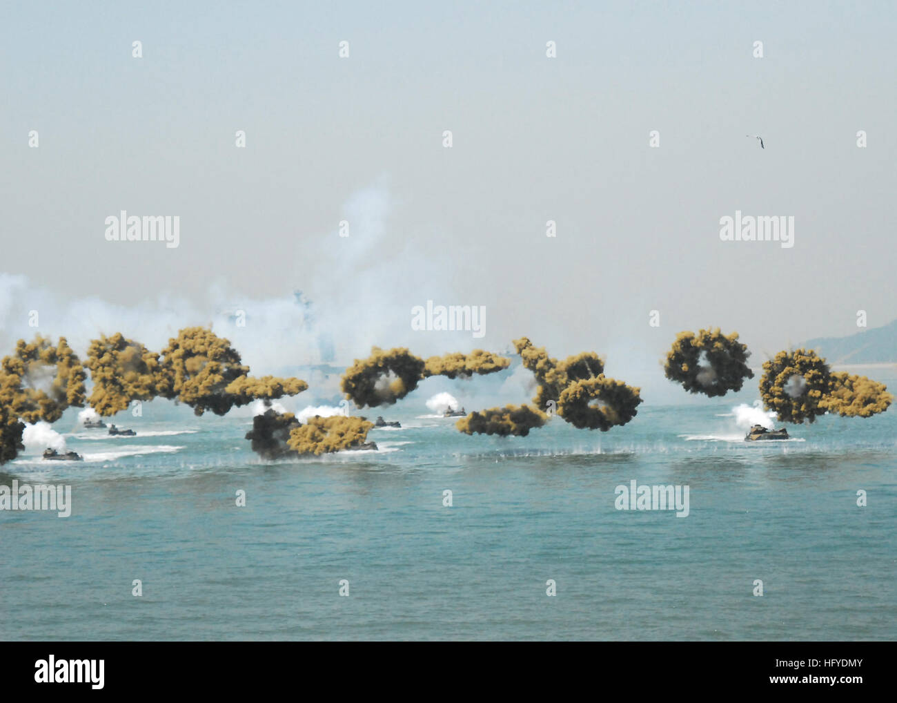 Somke Rok 31st Marine Expeditionary Unit and ROK Marines launch smoke grenades ...