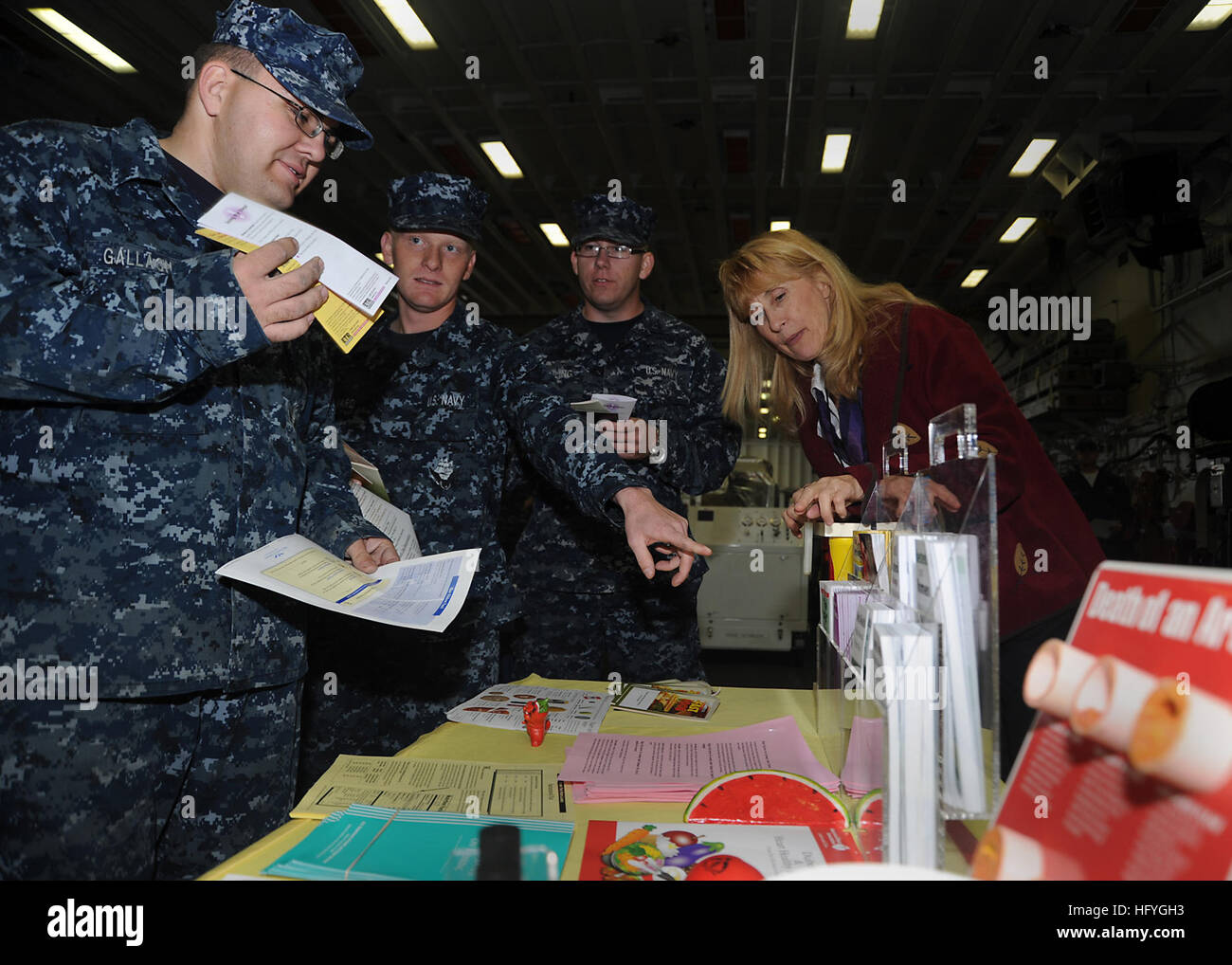 101116-N-1947A-005  SAN DIEGO (Nov. 16, 2010) Sailors speak with Monique Beauchamp, a public health educator from Naval Medical Center San Diego, aboard the amphibious assault ship USS Makin Island (LHD 8) during the commandÕs first shipboard health fair. The fair was sponsored by the shipÕs medical department and educated the crew on various health, nutrition and wellness issues. (U.S. Navy photo by Mass Communication Specialist 2nd Class Kellie Abedzadeh/Released) US Navy 101116-N-1947A-005 Sailors speak with Monique Beauchamp, a public health educator from Naval Medical Center San Diego Stock Photo