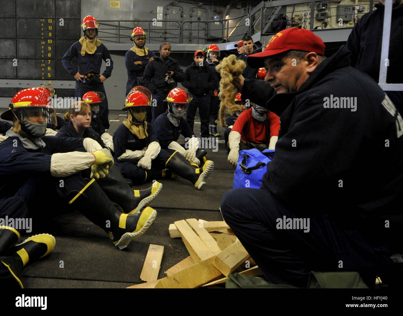 101216-N-2147L-001 ATLANTIC OCEAN (Dec. 16, 2010) Senior Chief Damage Controlman Frank Ferrantelli, assigned to the amphibious transport dock ship USS New York (LPD 21), conducts pipe patching training during a flooding drill. New York is conducting training in the Atlantic Ocean. (U.S. Navy photo by Mass Communication Specialist 1st Class Corey Lewis/Released) US Navy 101216-N-2147L-001 enior Chief Damage Controlman Frank Ferrantelli conducts pipe patching training during a flooding drill aboard USS New Y Stock Photo