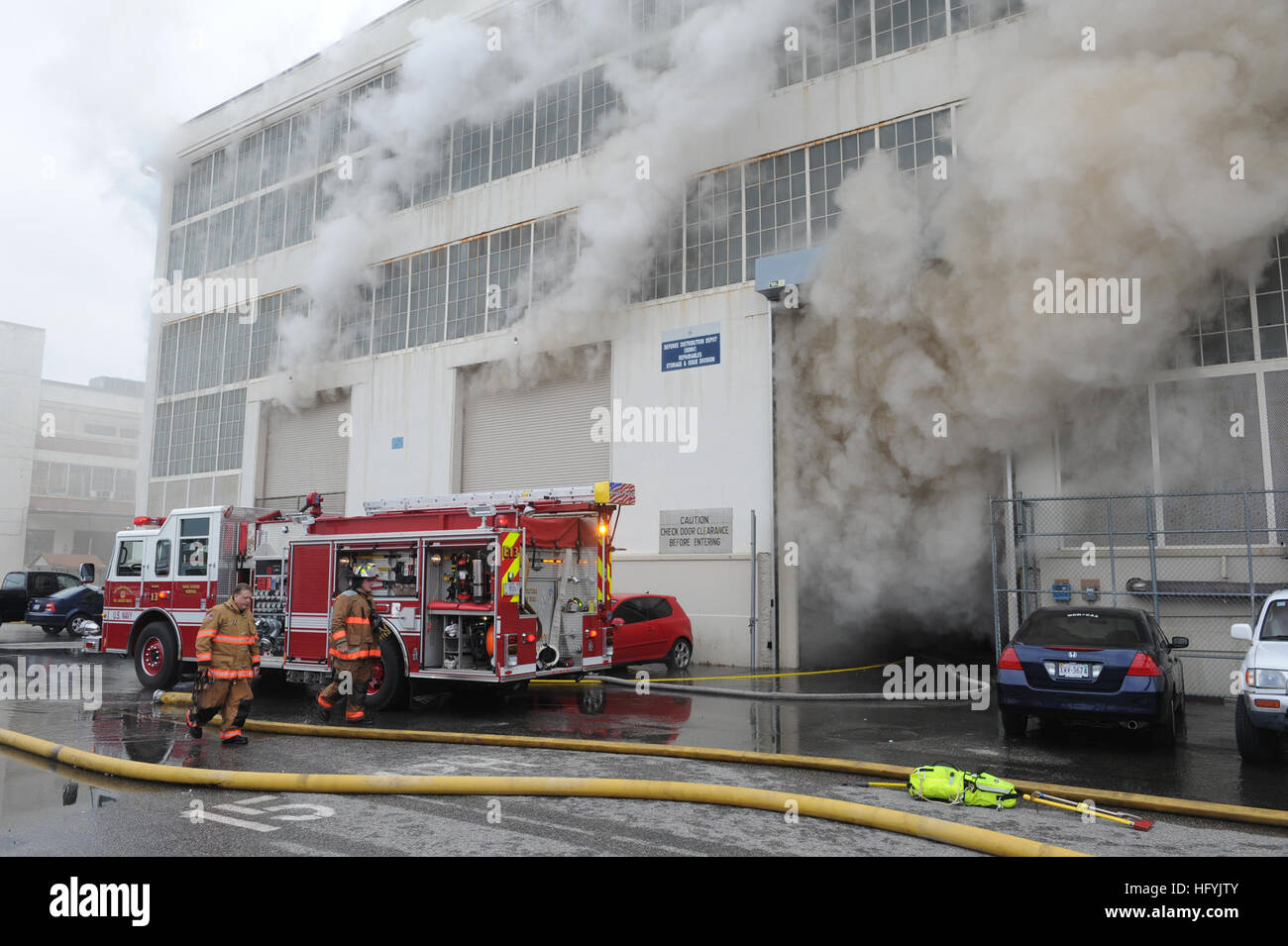 N 3478r 101 Norfolk Va Jan 27 11 Firefighters Stock Photo Alamy