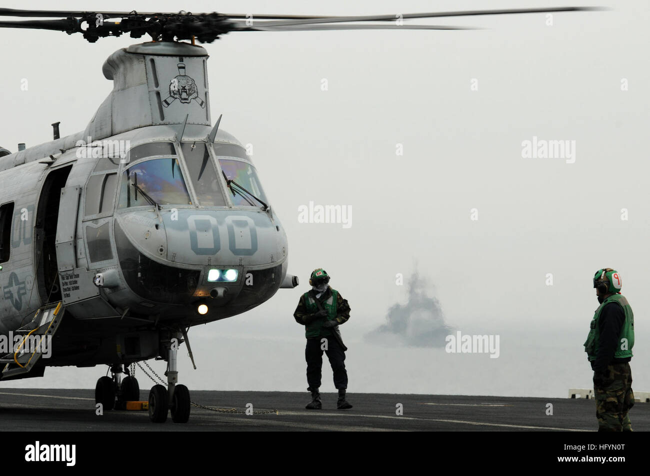 Ch 46e sea knight helo hi-res stock photography and images - Alamy