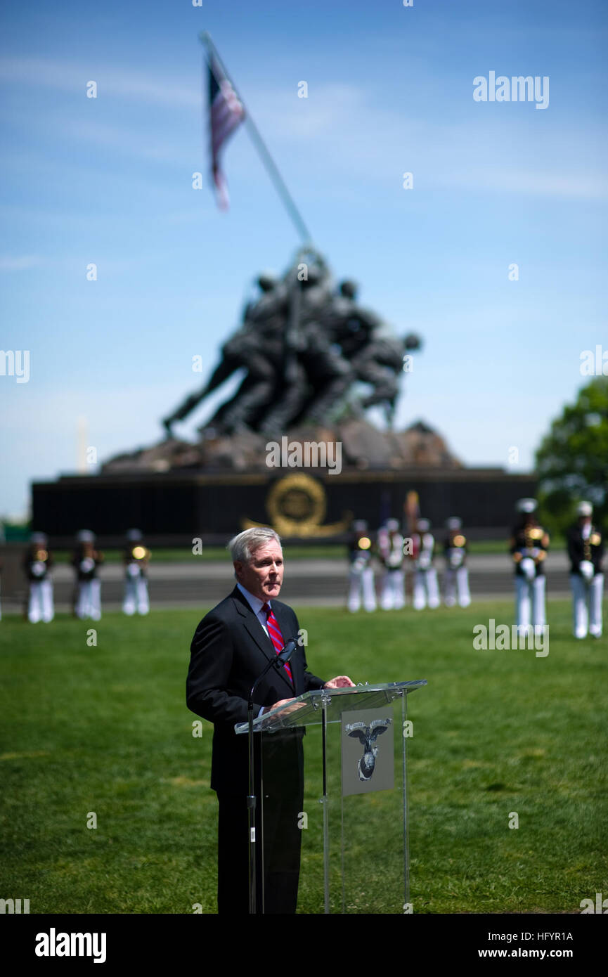 110510-N-UH963-120 WASHINGTON (May 10, 2011) Secretary of the Navy (SECNAV) the Honorable Ray Mabus addresses family and friends of Gunnery Sgt. Brian M. Blonder at the Marine Corps War Memorial. Blonder was awarded the Navy Cross medal for his actions while serving as a platoon sergeant in Force Reconnaissance Platoon, 2nd Battalion, 7th Marine Regiment, Marine Corps Forces Central Command (Forward). (U.S. Navy photo by Mass Communication Specialist 2nd Class Kevin S. O'Brien/Released) US Navy 110510-N-UH963-120 Secretary of the Navy (SECNAV) the Honorable Ray Mabus addresses family and frien Stock Photo