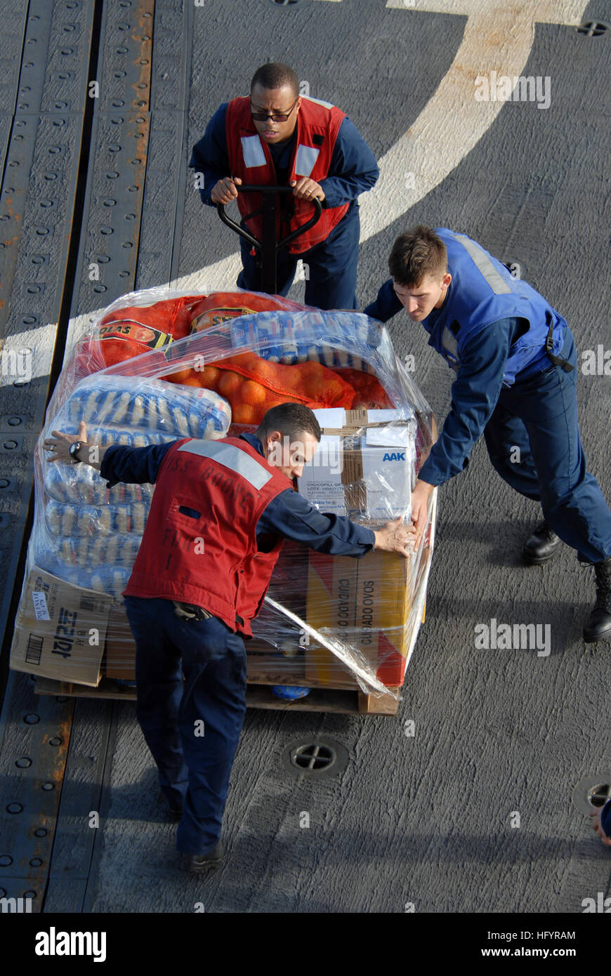 110510-N-ZI300-073 ATLANTIC OCEAN (May 10, 2011) Sailors aboard the guided-missile frigate USS Boone (FFG 28) move a pallet of supplies in preparation of a vertical replenishment with the guided-missile frigate USS Thach (FFG 43). Boone is deployed to South America to participate in Southern Seas 2011. (U.S. Navy photo by Mass Communication Specialist 1st Class Steve Smith/Released) US Navy 110510-N-ZI300-073 Sailors aboard USS Boone (FFG 28) move a pallet of supplies in preparation of a vertical replenishment with USS Thach (F Stock Photo