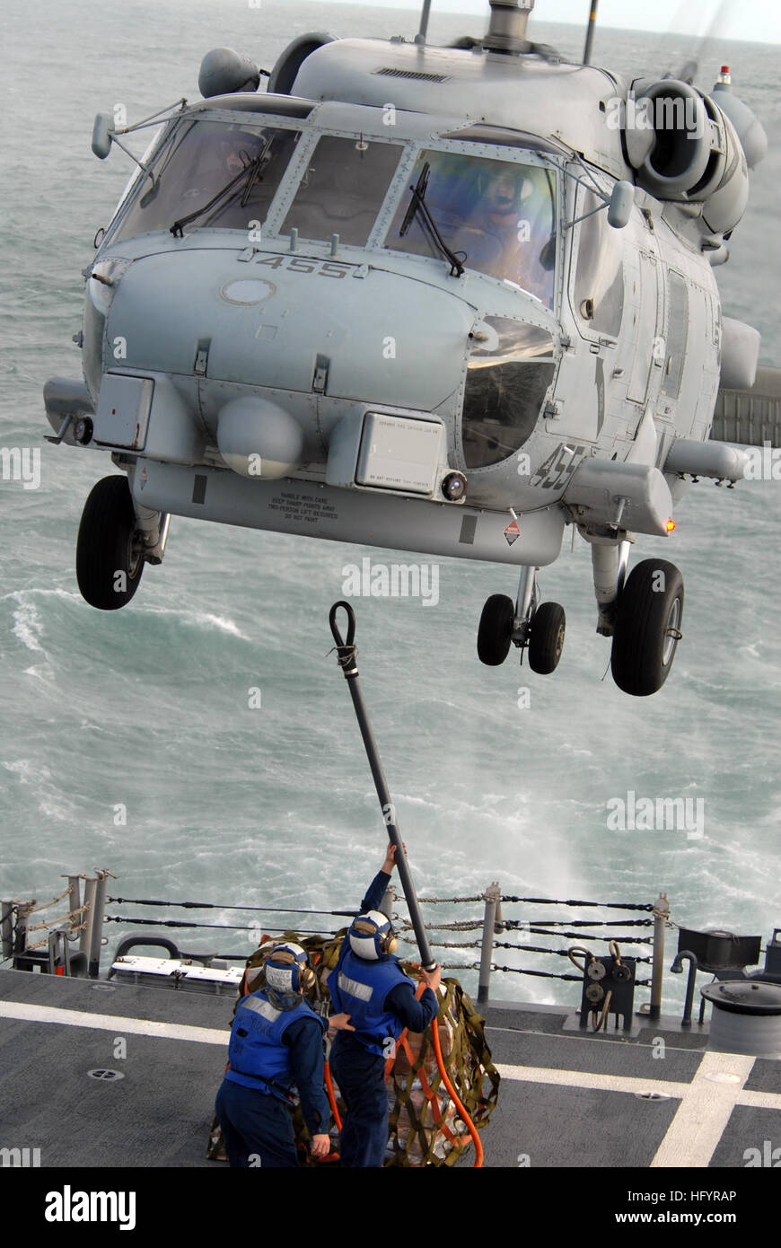 110510-N-ZI300-110 ATLANTIC OCEAN (May 10, 2011) Sailors aboard the guided-missile frigate USS Boone (FFG 28) attach a pallet of supplies to an SH-60B Sea hawk helicopter from the Swamp Fox of Anti-submarine Squadron (HSL) 44 during a vertical replenishment with the guided-missile frigate USS Thach (FFG 43). HSL-44 is embarked aboard Boone and deployed to South America to participate in Southern Seas 2011. (U.S. Navy photo by Mass Communication Specialist 1st Class Steve Smith/Released) US Navy 110510-N-ZI300-110 Sailors aboard USS Boone (FFG 28) attach a pallet of supplies to an SH-60B Sea ha Stock Photo