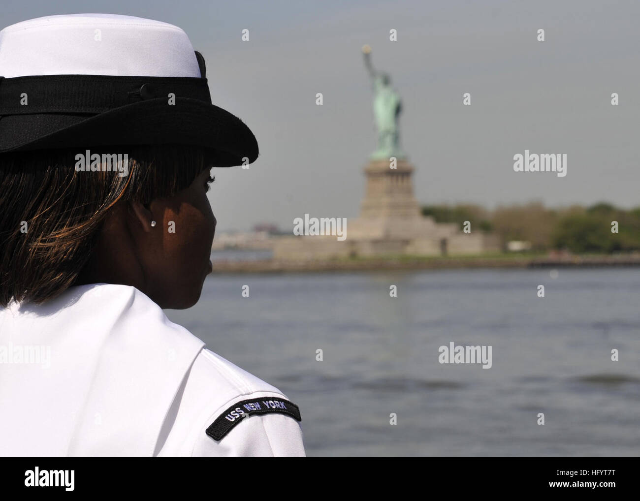 110525-N-2147L-003 NEW YORK (May 25, 2011) Logistics Specialist 1st Class Joquel Chappel watches from the flight deck of the amphibious transport dock ship USS New York (LPD 21) as it passes the Statue of Liberty. New York has 7.5 tons of steel salvaged from the World Trade Center towers forged into her bow and is participating in the 24th annual Fleet Week New York. (U.S. Navy photo by Mass Communication Specialist 1st Class Corey Lewis/Released) US Navy 110525-N-2147L-003 Logistics Specialist 1st Class Joquel Chappel watches from the flight deck of the amphibious transport dock ship USS New Stock Photo