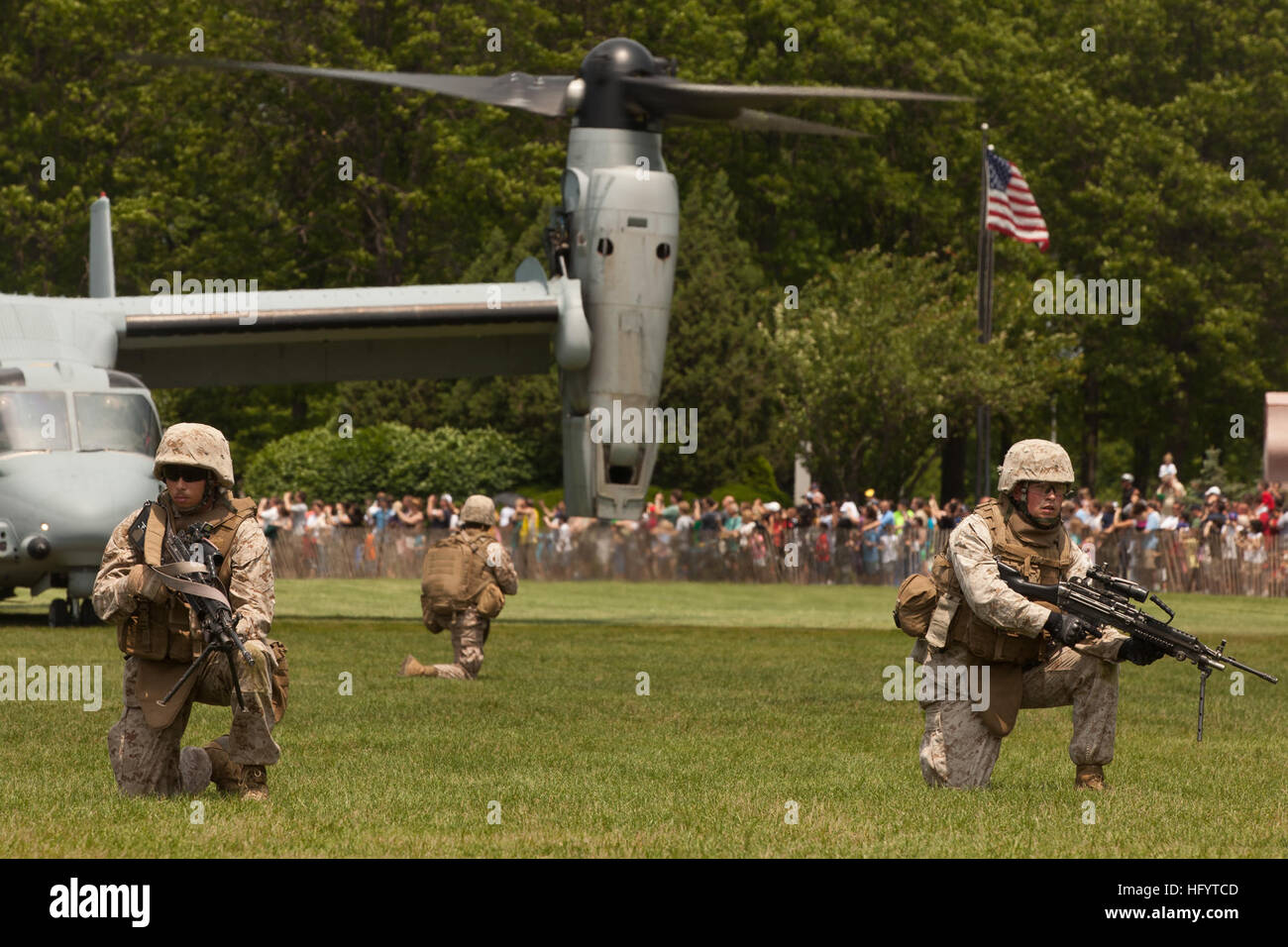 110528-M-KZ372-032 EAST MEADOW, N.Y. (May 28, 2011) Marines from the 24th Marine Expeditionary Unit (24th MEU) perform a helicopter raid at Eisenhower Park as part of Fleet Week New York 2011. Fleet Week has been New York City's celebration of the sea services since 1984 and is an opportunity for citizens of New York and the surrounding tri-state area to meet Sailors, Marines, and Coast Guardsmen, as well as see first-hand, the capabilities of today's maritime services. (U.S. Marine Corps photo by Sgt. Randall A. Clinton/Released) US Navy 110528-M-KZ372-032 Marines from the 24th Marine Expedit Stock Photo