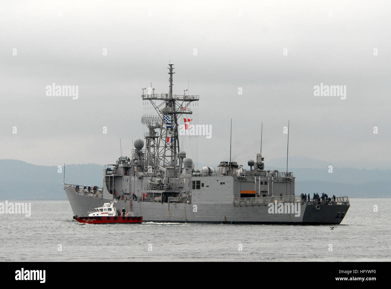 110616-N-ZI300-036 TALCAHUANO, Chile (June 16, 2011) The Guided-missile frigate USS Thach (FFG 43) departs Talcahuano, Chile, after a five-day visit. Thach was in port for multinational events including a community service project, a Project Handclasp delivery and ship's tours. Thach is deployed to South America supporting Southern Seas 2011. (U.S. Navy photo by Mass Communication Specialist 1st Class Steve Smith/Released) US Navy 110616-N-ZI300-036 The Guided-missile frigate USS Thach (FFG 43) departs Talcahuano, Chile, after a five-day visit Stock Photo