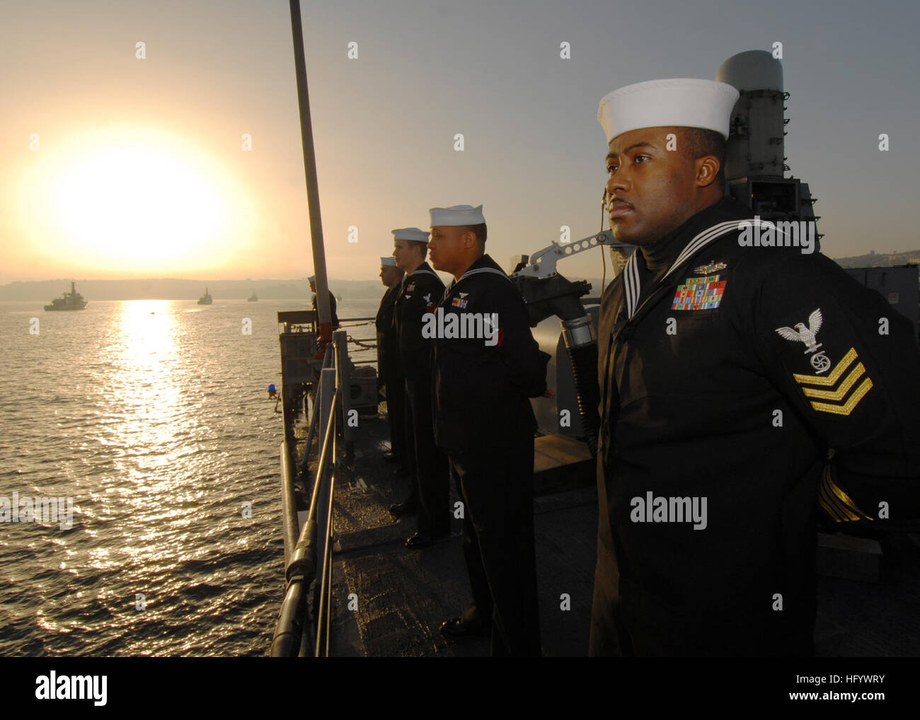 110624-N-ZI300-017 VAPLARAISO, Chile (June 24,2011) Gas Turbine Systems Technician (Mechanical) 1st Class Vincent McKoy mans the rails aboard the guided-missile frigate USS Boone (FFG 28) while arriving in Valparaiso, Chile, for a scheduled port visit. Boone will join USS Thach (FFG 43) to participate in the Chilean-hosted Pacific phase of UNITAS 52. Boone is deployed to South America supporting Southern Seas 2011. (U.S. Navy photo by Mass Communications Specialist 1st Class Steve Smith/Released) US Navy 110624-N-ZI300-017 Gas Turbine Systems Technician (Mechanical) 1st Class Vincent McKoy man Stock Photo