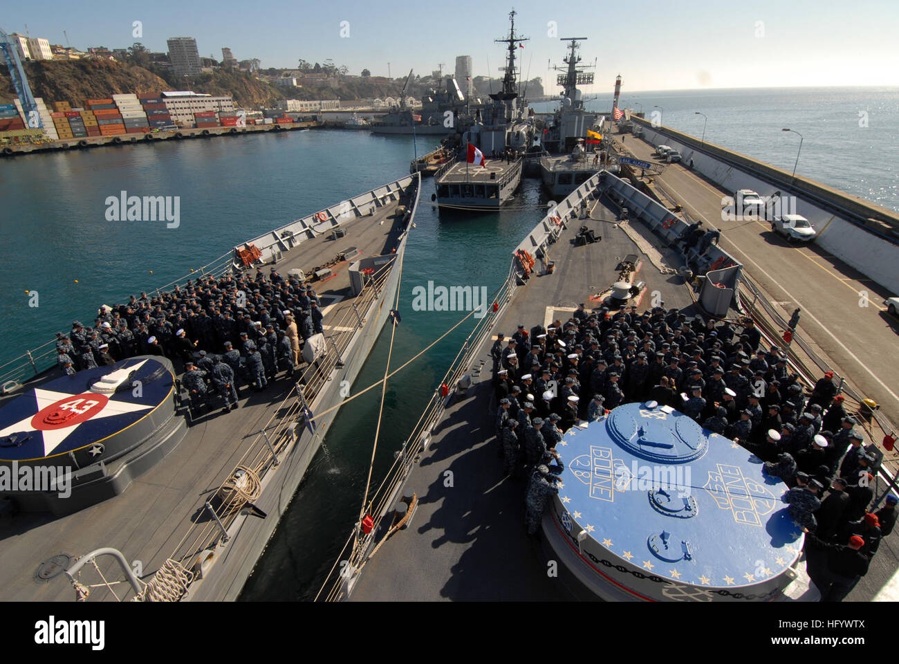 110624-N-ZI300-087 VAPLARAISO, Chile (June 24, 2011) Sailors aboard the guided-missile frigates USS Thach and USS Boone (FFG 28) gather on the foc'sle for a briefing after arriving in Valparaiso, Chile. Thach and Boone will participate in the Chilean navy-hosted Pacific phase of UNITAS 52. Thach and Boone are deployed to South America supporting Southern Seas 2011. (U.S. Navy photo by Mass Communication Specialist 1st Class Steve Smith/Released) US Navy 110624-N-ZI300-087 Sailors aboard the guided-missile frigates USS Thach and USS Boone (FFG 28) gather on the foc'sle for a briefing after a Stock Photo