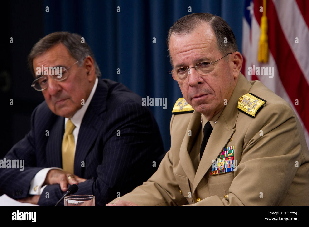 110804-N-TT977-381 ARLINGTON, Va. (Aug. 4, 2011) Secretary of Defense Leon Panetta and Chairman of the Joint Chiefs of Staff Adm. Mike Mullen address the media during a press availability at the Pentagon. (U.S. Navy photo by Mass Communication Specialist 1st Class Chad J. McNeeley/Released) US Navy 110804-N-TT977-381 Secretary of Defense Leon Panetta and Chairman of the Joint Chiefs of Staff Adm. Mike Mullen address the media during a Stock Photo
