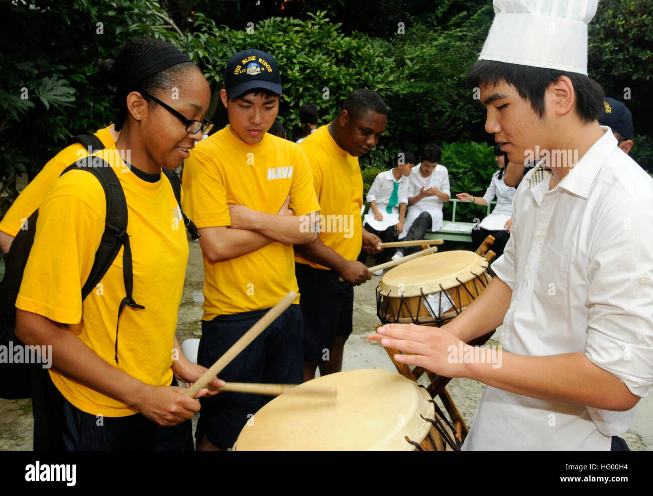 110817-N-XG305-240 BUSAN, Republic of Korea (Aug. 17, 2011) Seaman Daynesha Lewis, assigned to the U.S. 7th Fleet command ship USS Blue Ridge (LCC 19), receives a drumming lesson from Young Jin Lee during a community service project at Hee-Rak-Won Children's Welfare Facility. Blue Ridge is in Republic of Korea to participate in Ulchi Freedom Guardian 2011. (U.S. Navy photo by Mass Communication Specialist 3rd Class Mel Orr/Released) US Navy 110817-N-XG305-240 Seaman Daynesha Lewis, assigned to the U.S. 7th Fleet command ship USS Blue Ridge (LCC 19), receives a drumming lesson f Stock Photo