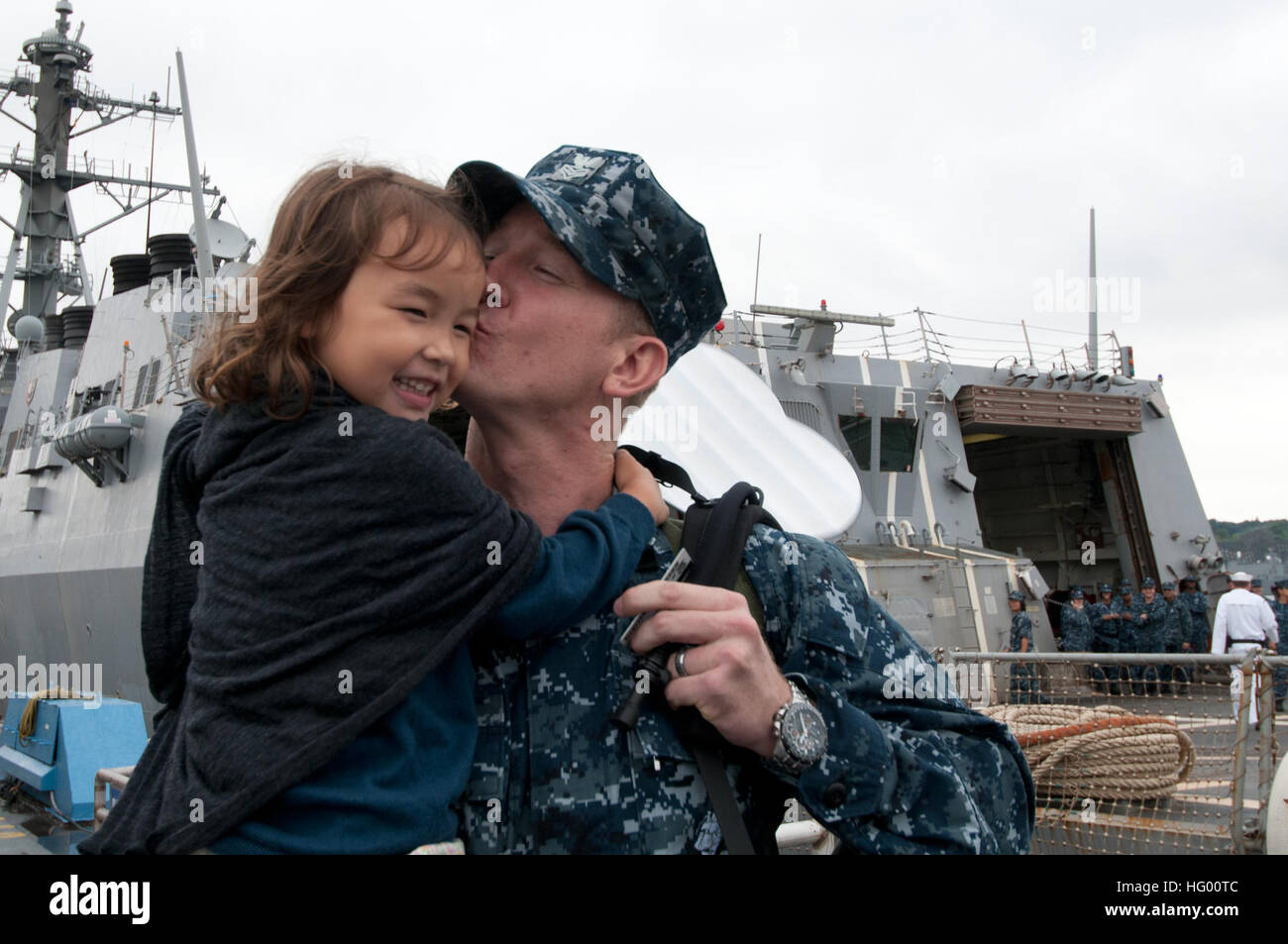 110822-N-SF508-046 YOKOSUKA, Japan (Aug. 22, 2011) Information Systems Technician 1st Class Christopher Binnings, from New Orleans, assigned to the Arleigh Burke-class guided-missile destroyer USS McCampbell (DDG 85), kisses his daughter after returning to Commander, Fleet Activities Yokosuka from a summer patrol. McCampbell is assigned to Destroyer Squadron (DESRON) 15 and is forward deployed to Yokosuka, Japan. (U.S. Navy photo by Mass Communication Specialist 3rd Class Charles Oki/Released) US Navy 110822-N-SF508-046 IT1 Christopher Binnings kisses his daughter after a long, summer patrol Stock Photo