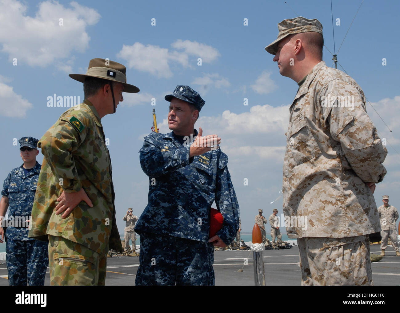 110902-N-UT455-249  DARWIN, Australia (Sept. 2, 2011) Cmdr. Kevin P. Meyers, center, commanding officer of the amphibious transport dock ship USS Green Bay (LPD 20), introduces Australian army Major Gen. Rick Burr, left, to Lt. Col. Craig Wonson, commanding officer of Battalion Landing Team, 1st Battalion, First Marine Regiment. Green Bay is underway in the U.S. 7th Fleet area of responsibility during its first western Pacific deployment. (U.S. Navy photo by Mass Communication Specialist 1st Class Larry S. Carlson/Released) US Navy 110902-N-UT455-211 Cmdr. Kevin P. Meyers, center, commanding o Stock Photo