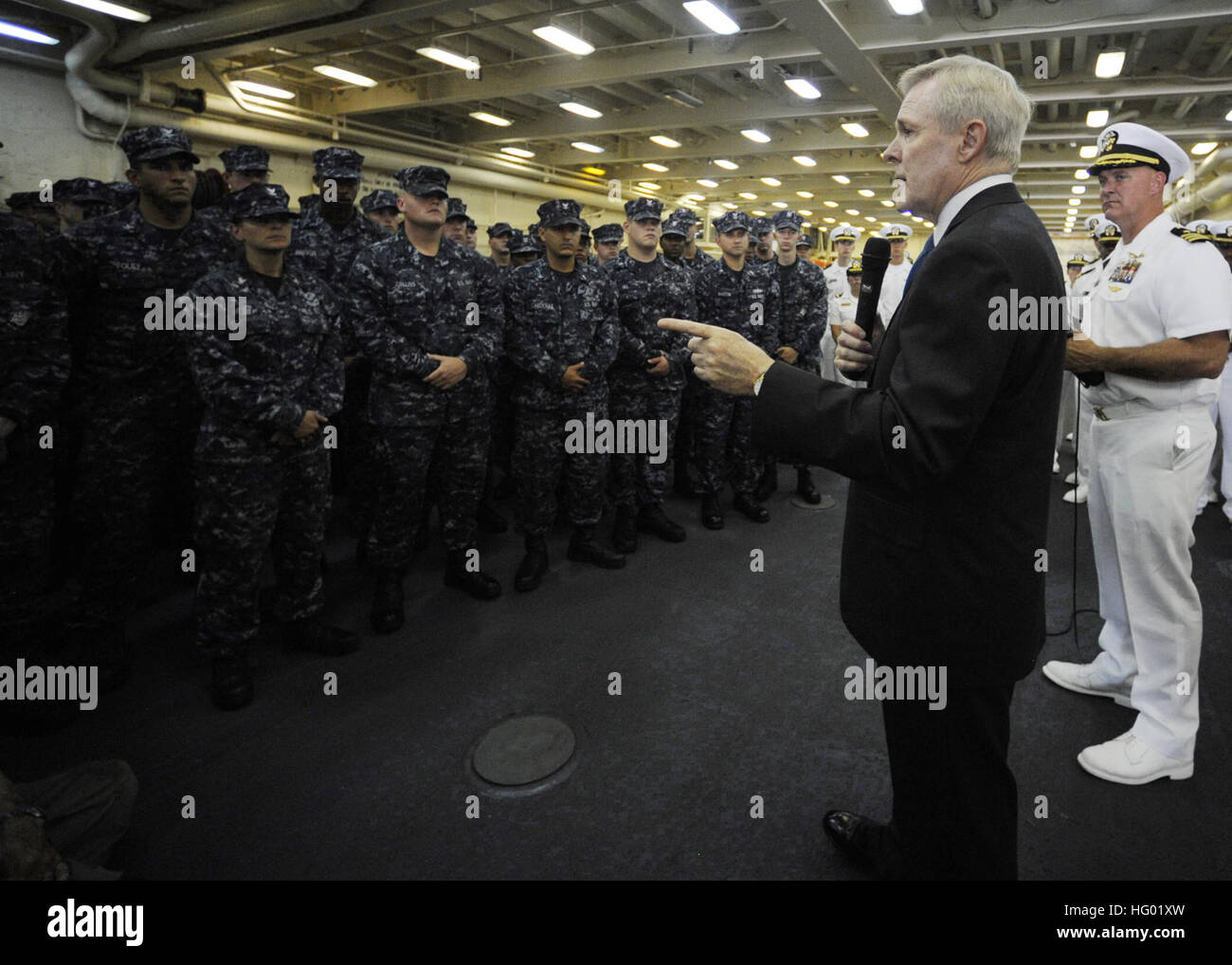 110910-N-ZZ999-003 NEW YORK (Sept. 10, 2011) Secretary of the Navy (SECNAV) the Honorable Ray Mabus addresses the crew of the amphibious transport dock ship USS New York (LPD 21). New York is anchored in the New York harbor and is in the city to commemorate the 10th anniversary of 9/11. (U.S. Navy photo by Chief Mass Communication Specialist Sam Shavers/Released) US Navy 110910-N-ZZ999-003 Secretary of the Navy (SECNAV) the Honorable Ray Mabus addresses the crew of USS New York (LPD 21) Stock Photo