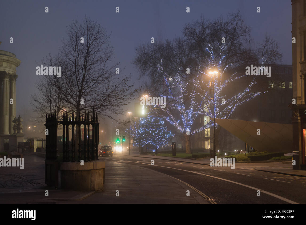 Foggy misty street lights night hires stock photography and images Alamy