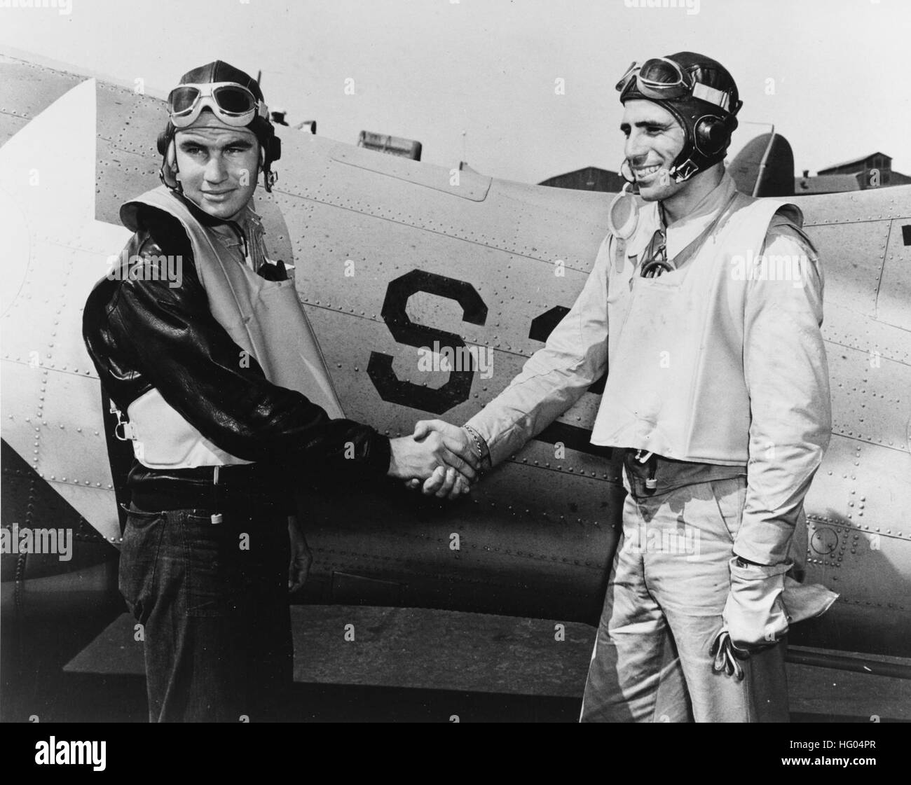 US Navy Lieutenant John A. Leppla and Radioman 3rd Class J.A. Liska at NAS North Island on 6 July 1942 Stock Photo