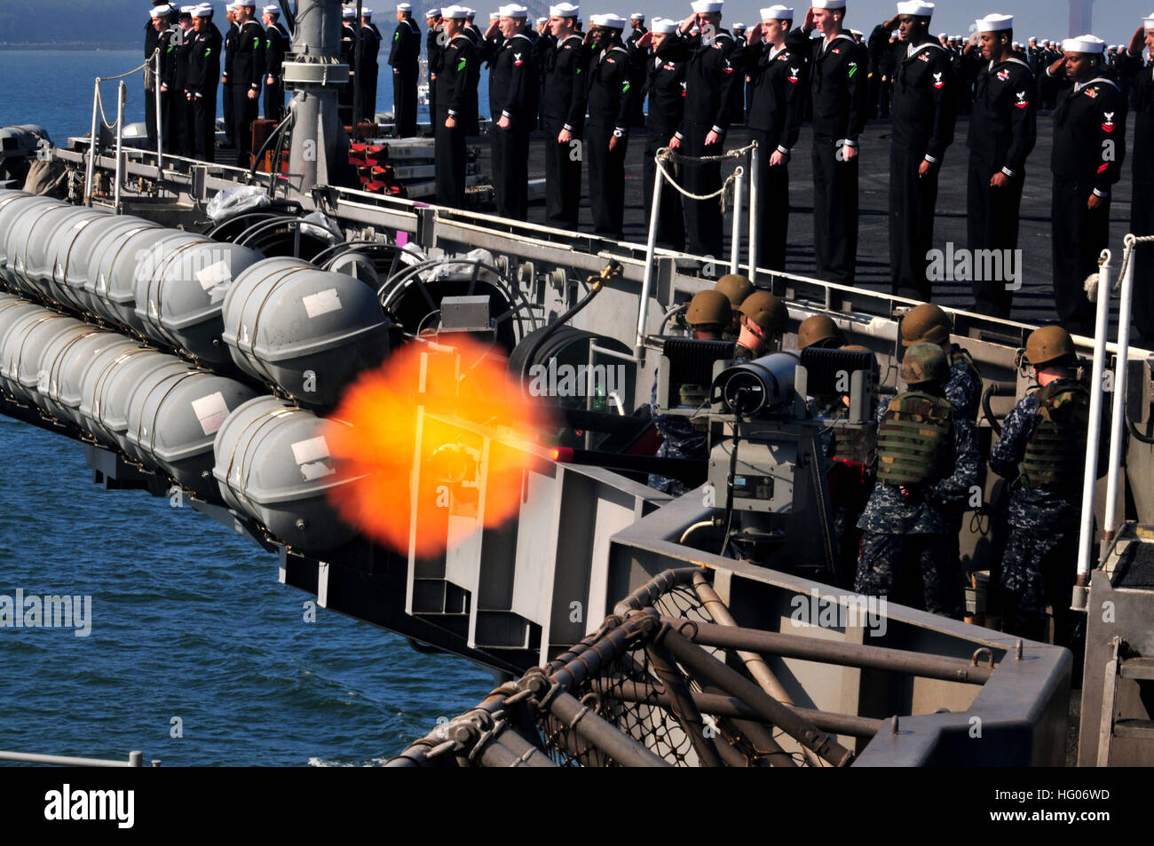 111008-N-DD691-437 SAN FRANCISCO (Oct. 6, 2011) Sailors aboard the Nimitz-class carrier USS Carl Vinson (CVN 70) fire saluting batteries while arriving to participate in San Francisco Fleet Week 2011.The five-day event highlights the equipment, technology and operational capabilities of the military's sea services and their history in the San Francisco area..(U.S. Navy photo by Mass Communication Specialist Seaman Kevin Harbach/Released) US Navy 111008-N-DD691-437 Sailors aboard the Nimitz-class carrier USS Carl Vinson (CVN 70) fire saluting batteries Stock Photo