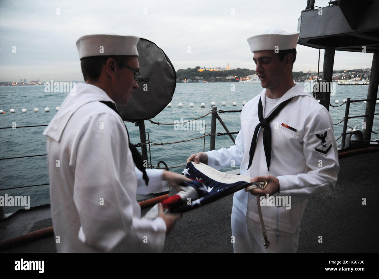111014-N-RB564-011 ISTANBUL (Oct. 14, 2011) Seaman Apprentice Stephen Carr, left, and Cryptologic Technician 3rd Class Jacob Blackwell, fold the national ensign during evening colors aboard the guided-missile cruiser USS Philippine Sea (CG 58) during a four-day port visit in Istanbul. Philippine Sea is on a scheduled deployment in the Black Sea and serves to promote peace and security in the U.S. 6th Fleet area of responsibility. (U.S. Navy photo by Mass Communication Specialist 2nd Class Gary Prill/Released) US Navy 111014-N-RB564-011 Seaman Apprentice Stephen Carr, left, and Cryptologic Tech Stock Photo
