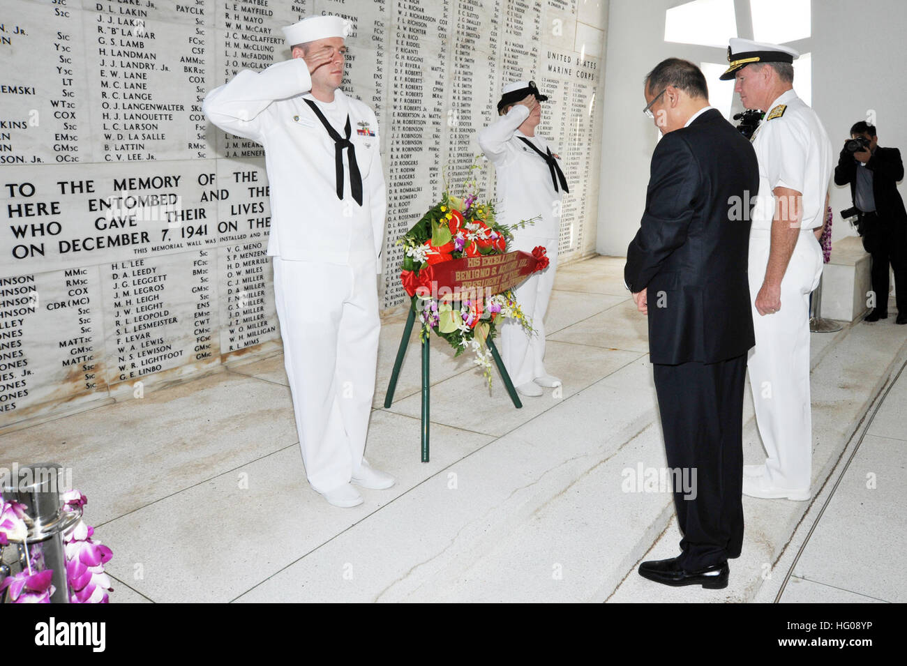 111112-N-FK977-142 PEARL HARBOR (Nov.12, 2011) Adm. Patrick Walsh, commander of U.S. Pacific Fleet, and President of the Philippines Benigno Aquino III pause for a moment of silence during a wreath laying ceremony aboard the USS Arizona Memorial. Aquino and his delegation, hosted by Walsh, visited Pearl Harbor during the Asia-Pacific Economic Cooperation (APEC) summit. (U.S. Navy photo by Mass Communication Specialist 1st Class Shawn Gentile/Released) US Navy 111112-N-FK977-142 Adm. Patrick Walsh, commander of U.S. Pacific Fleet, and President of the Philippines Benigno Aquino III pause for a  Stock Photo