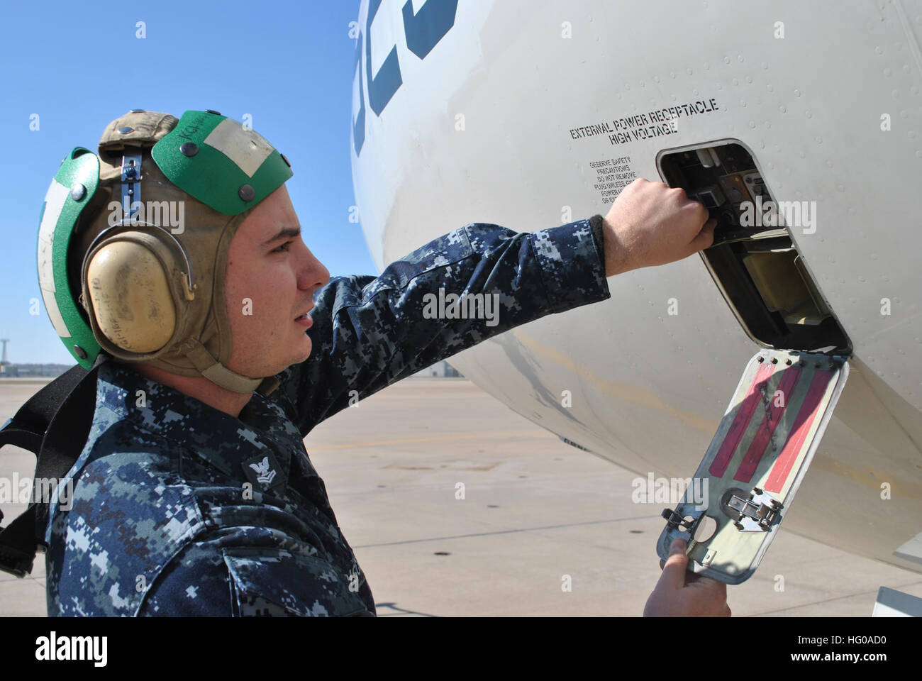 111207-N-GO535-1100  FORT WORTH, Texas (Dec. 7, 2011) Aviation Machinist's Mate 2nd Class Ron Dischler, assigned to Fleet Logistics Support Squadron (VR) 59, inspects the ground power outlet of a C-9B Skytrain II aircraft. Fleet logistics support squadrons operate on a worldwide basis to provide responsive, flexible, and rapid deployable air logistics support required to sustain combat operations at sea. (U.S. Navy photo by Mass Communication Specialist 2nd Class Ron Kuzlik) US Navy 111207-N-GO535-100 Aviation Machinist's Mate 2nd Class Ron Dischler inspects the ground power outlet of a C-9B S Stock Photo