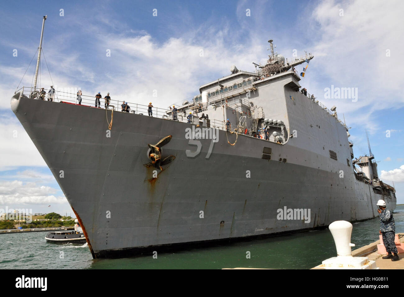 111213-N-WW127-376 GUANTANAMO BAY, Cuba (Dec. 13, 2011) The amphibious dock landing ship USS Oak Hill (LSD 51) arrives at Naval Station Guantanamo Bay, Cuba, to conduct agricultural counter-measure wash downs of all embarked equipment. Guantanamo Bay is Oak HillÕs final port visit before returning to the U.S. after supporting Amphibious Southern Partnership Station 2011 in the Caribbean. Oak Hill conducted humanitarian assistance missions in Columbia, Panama, Honduras and Guatemala.  (U.S. Navy photo by Mass Communication Specialist 2nd Class Justin Ailes/Released) US Navy 111213-N-WW127-376 T Stock Photo